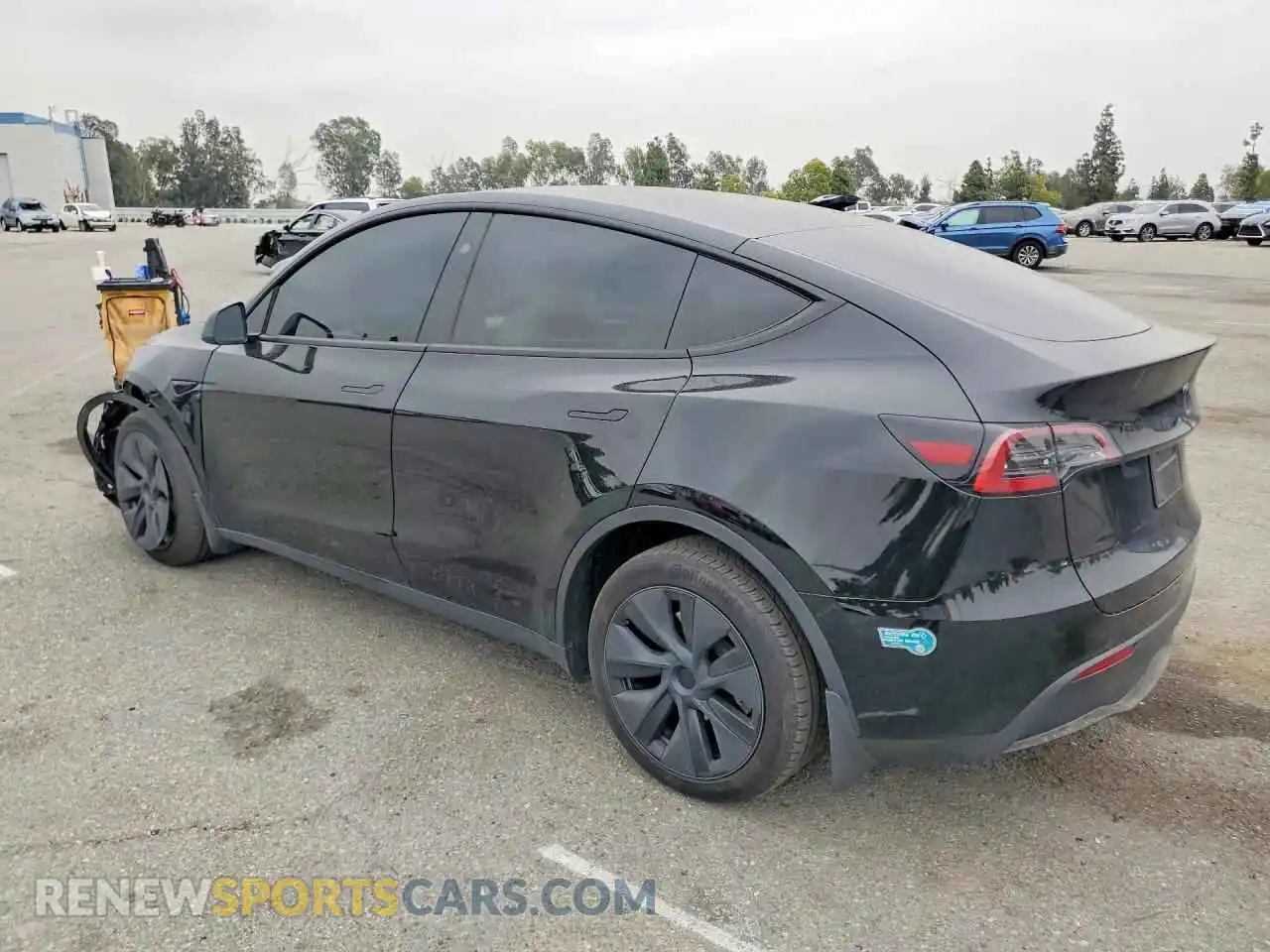 2 fotografías del automóvil dañado 7SAYGDED4RF205811 TESLA MODEL Y 2024