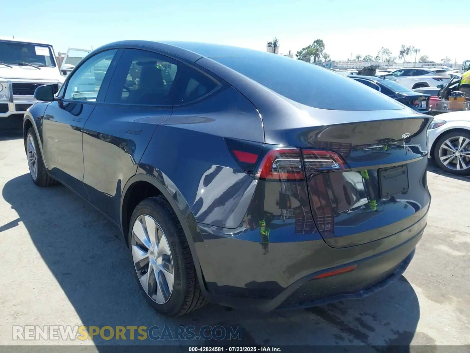 3 Photograph of a damaged car 7SAYGDED5RF093343 TESLA MODEL Y 2024
