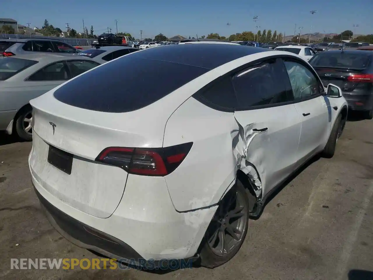 3 Photograph of a damaged car 7SAYGDED5RF184175 TESLA MODEL Y 2024