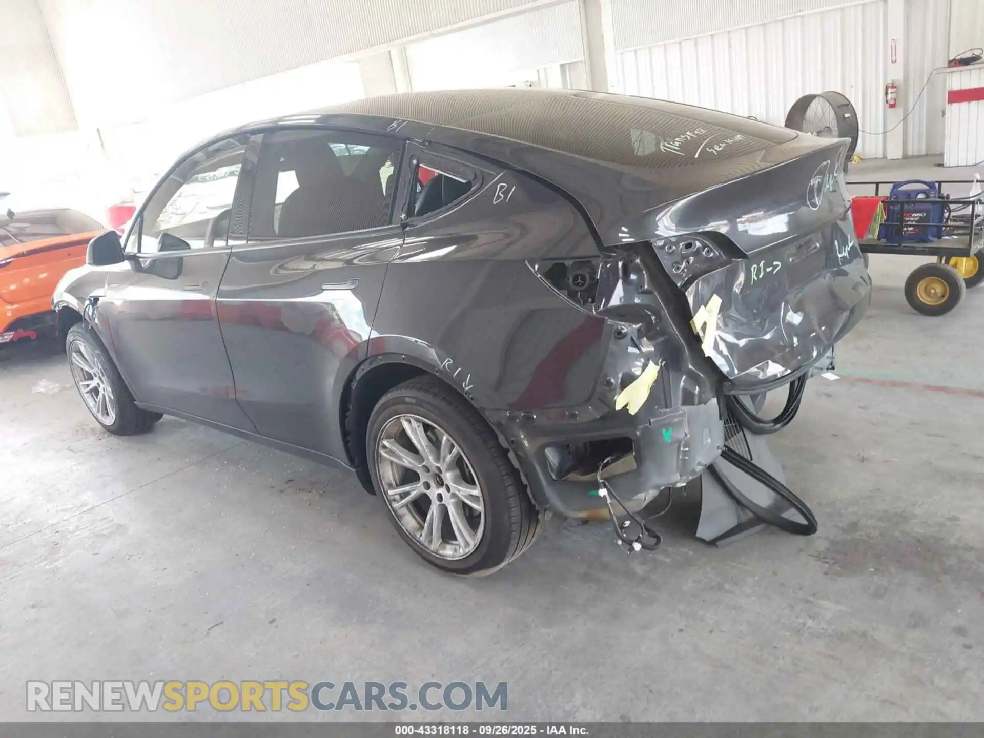 3 Фотография поврежденного автомобиля 7SAYGDED6RF042482 TESLA MODEL Y 2024