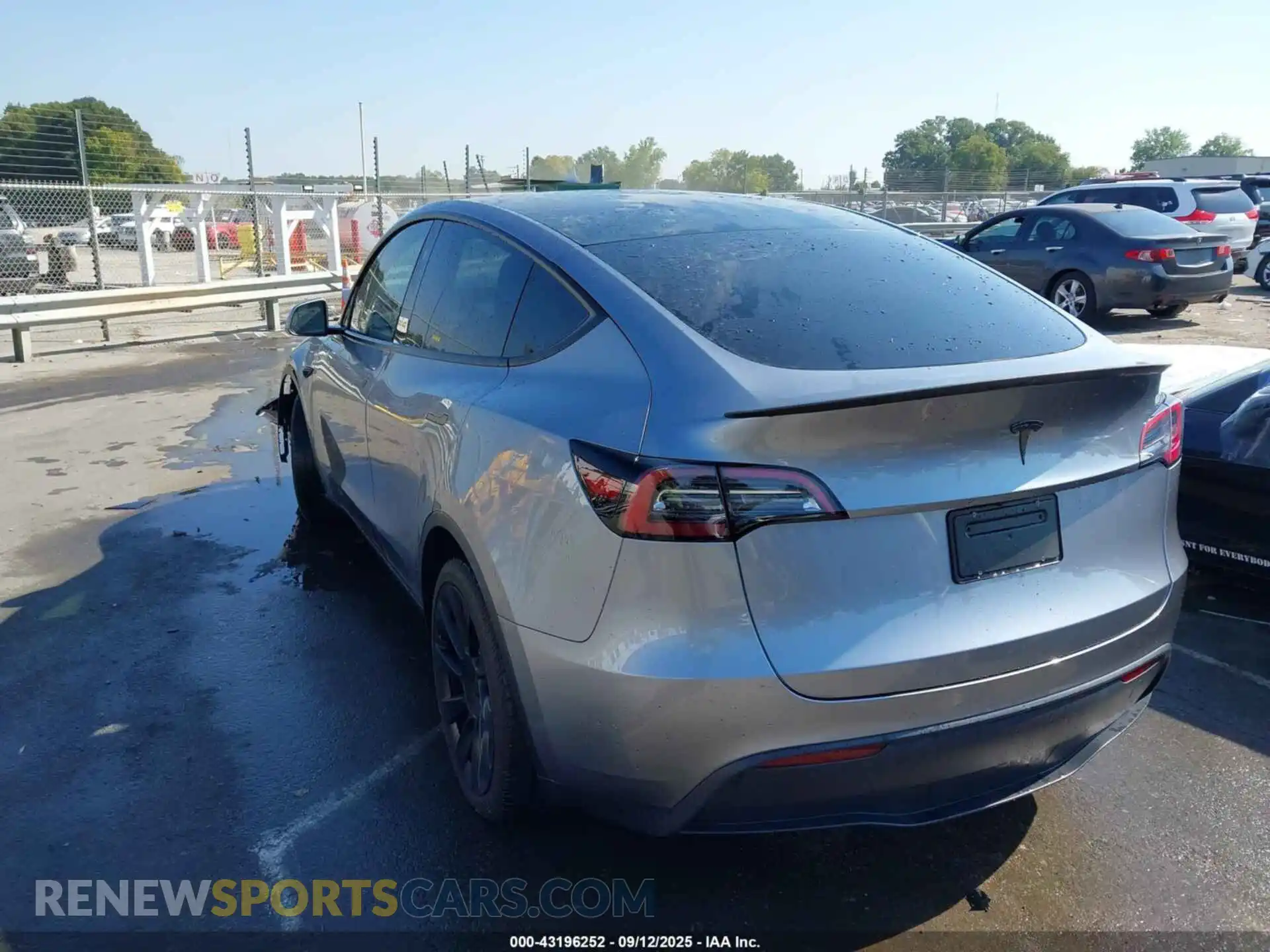 3 Photograph of a damaged car 7SAYGDED8RA317766 TESLA MODEL Y 2024