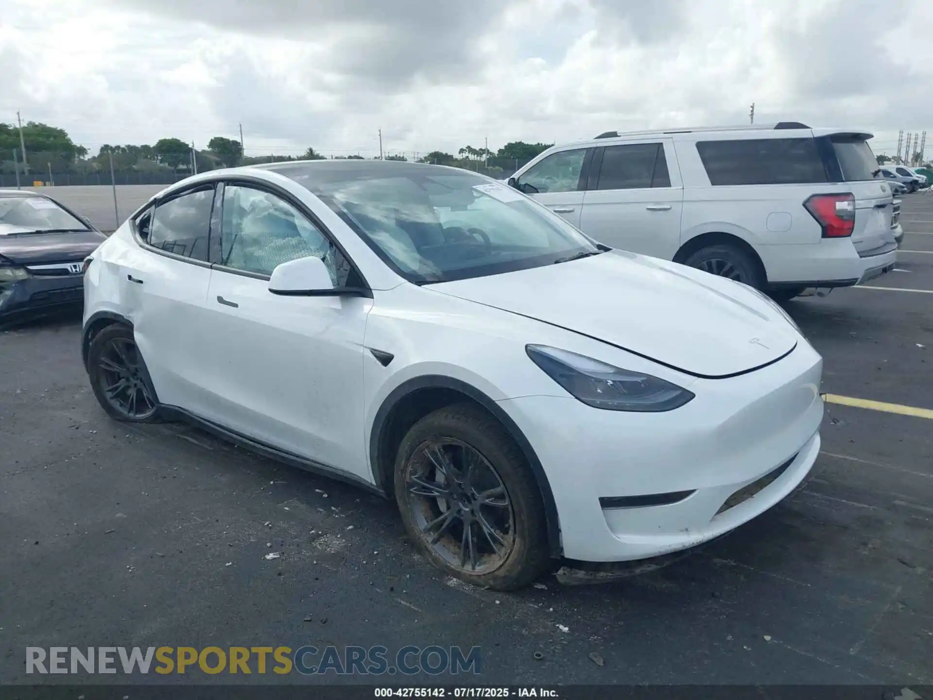 1 Photograph of a damaged car 7SAYGDED8RA332252 TESLA MODEL Y 2024