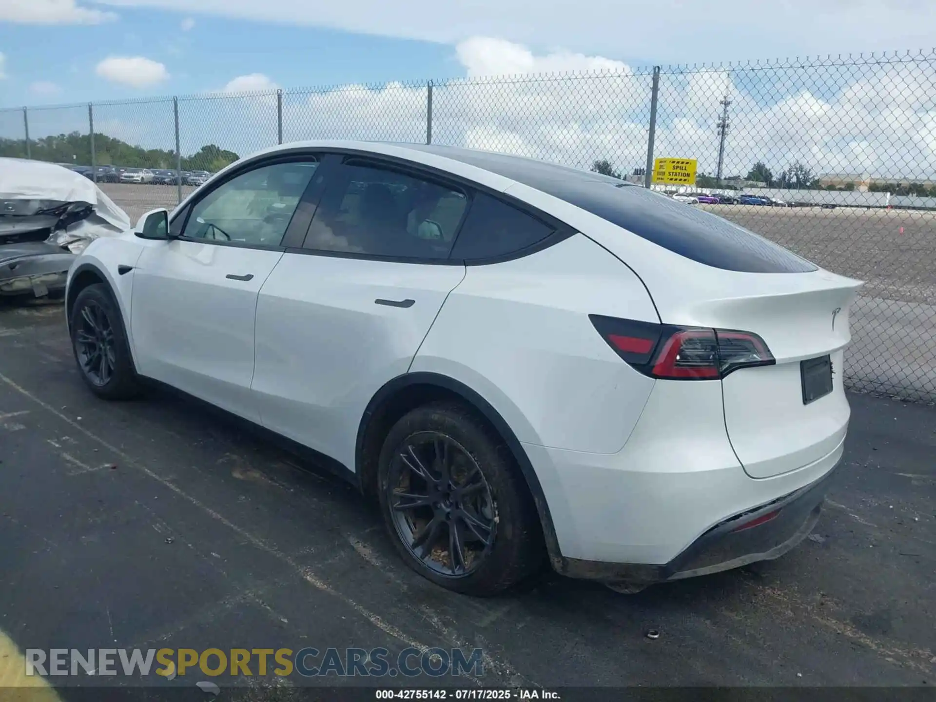 3 Photograph of a damaged car 7SAYGDED8RA332252 TESLA MODEL Y 2024