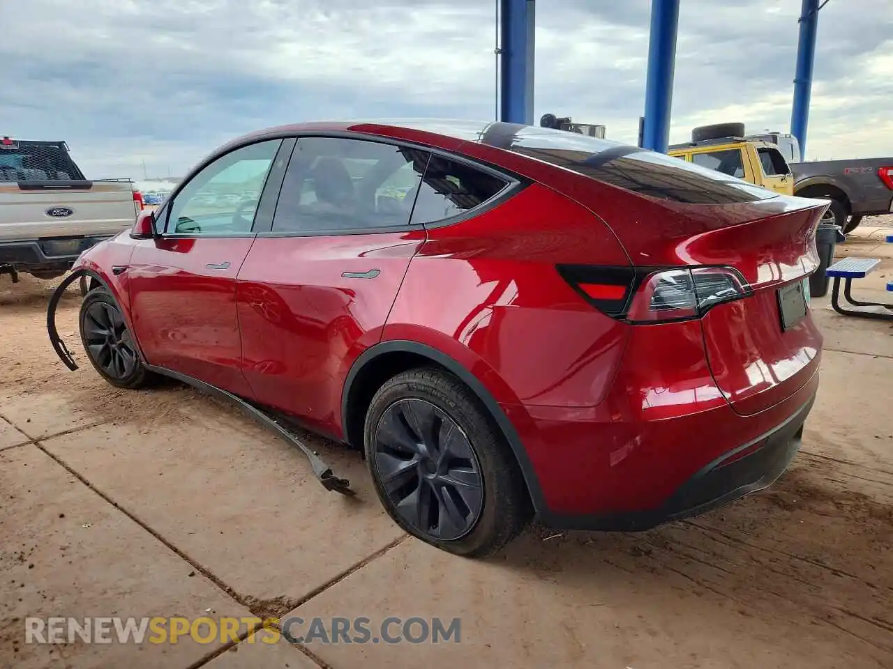 2 fotografías del automóvil dañado 7SAYGDED9RF192392 TESLA MODEL Y 2024