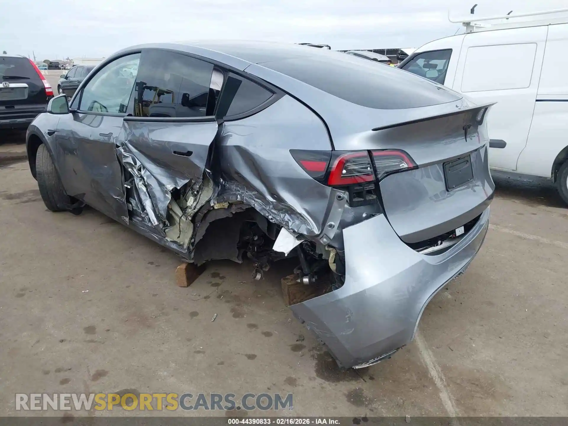3 Photograph of a damaged car 7SAYGDEDXRA333225 TESLA MODEL Y 2024