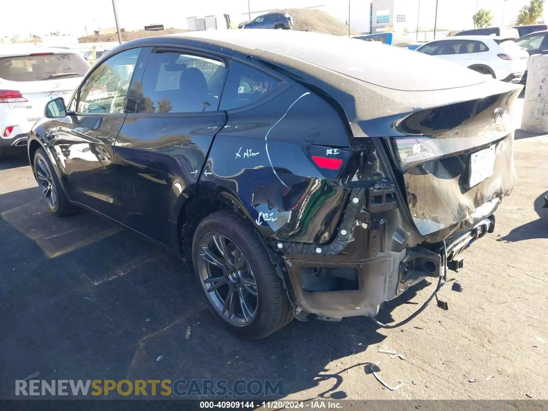 3 Photograph of a damaged car 7SAYGDEDXRF195463 TESLA MODEL Y 2024