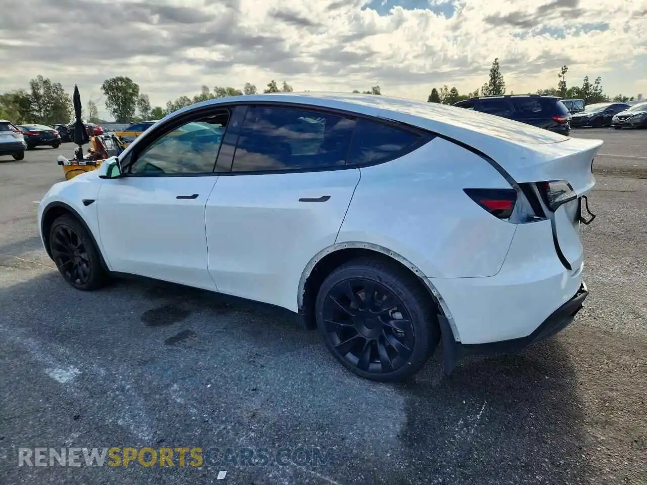 2 fotografías del automóvil dañado 7SAYGDEE2RA259436 TESLA MODEL Y 2024
