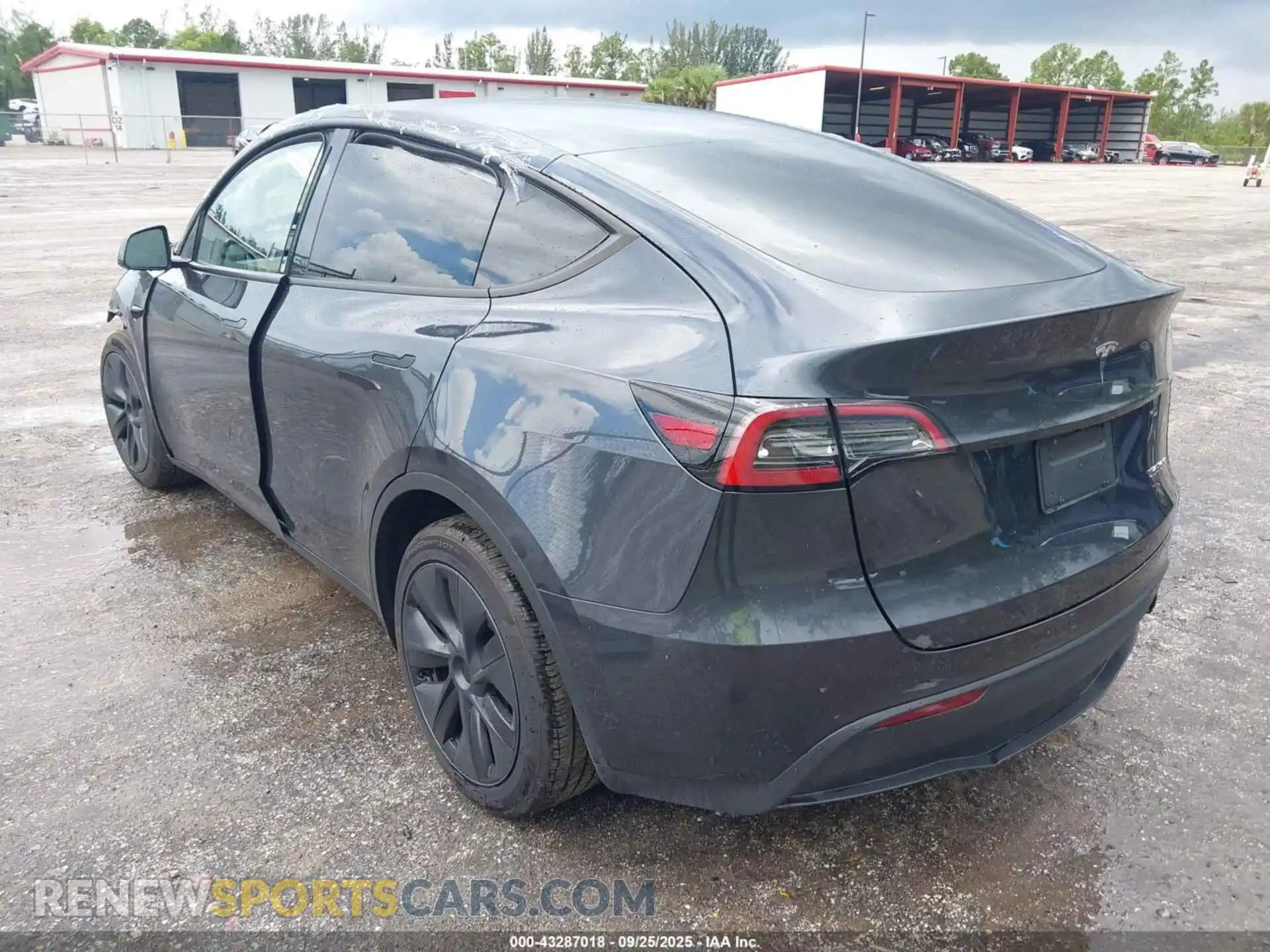 3 Photograph of a damaged car 7SAYGDEE2RA325578 TESLA MODEL Y 2024