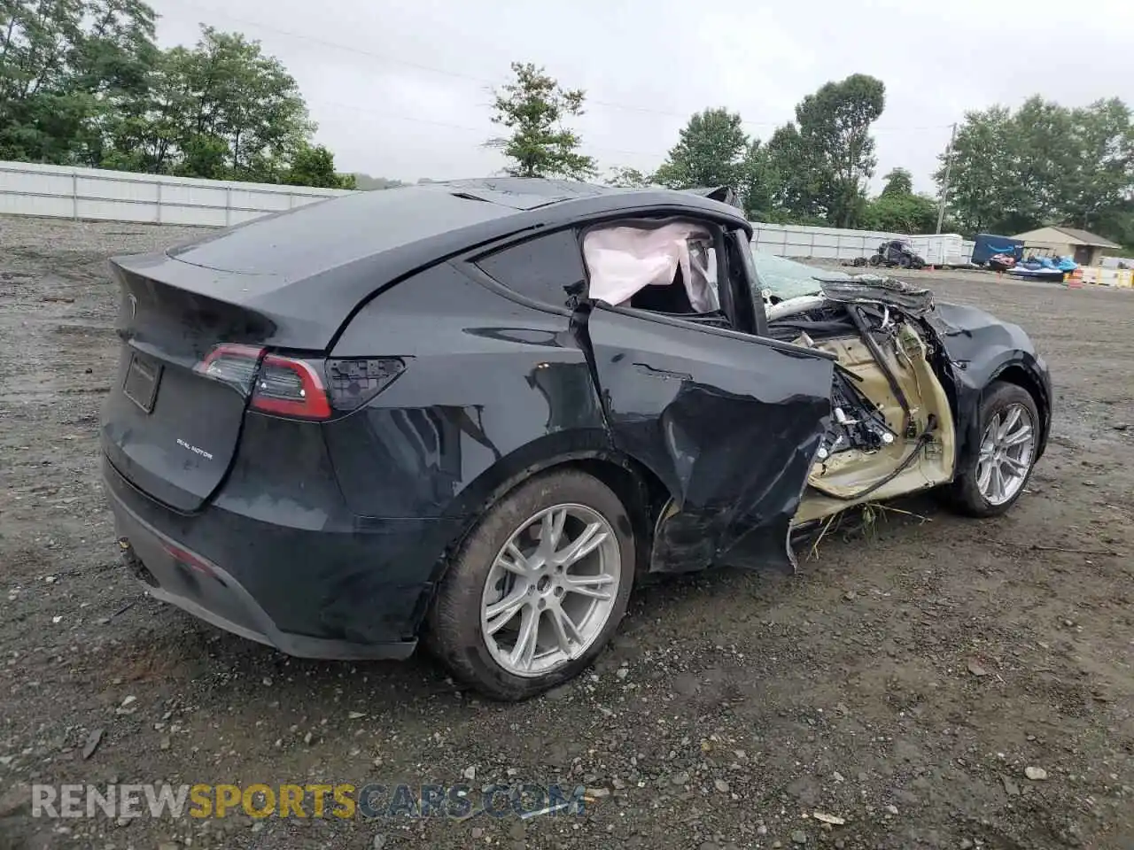 3 Photograph of a damaged car 7SAYGDEE3RA245075 TESLA MODEL Y 2024