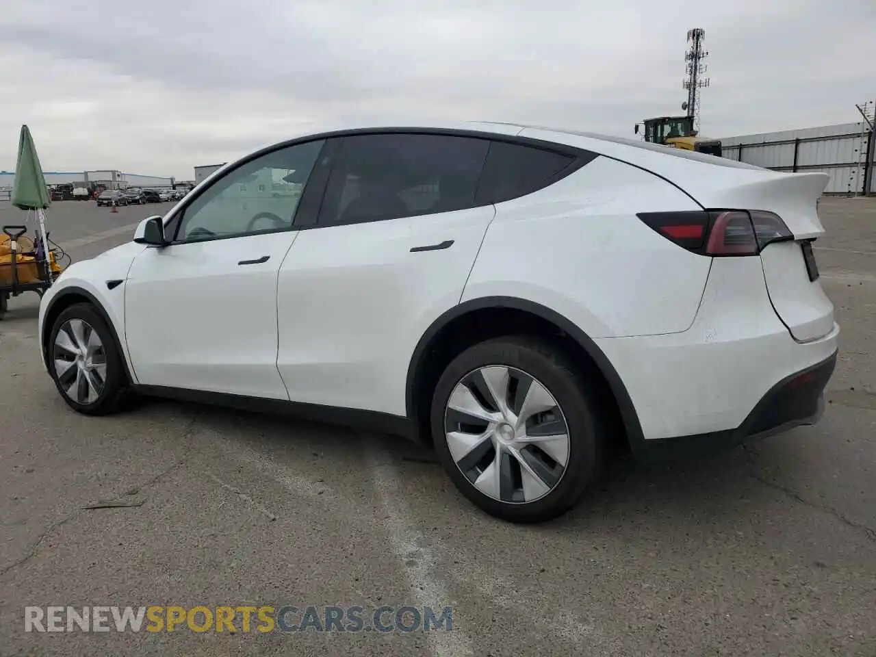 2 Photograph of a damaged car 7SAYGDEE3RF031559 TESLA MODEL Y 2024