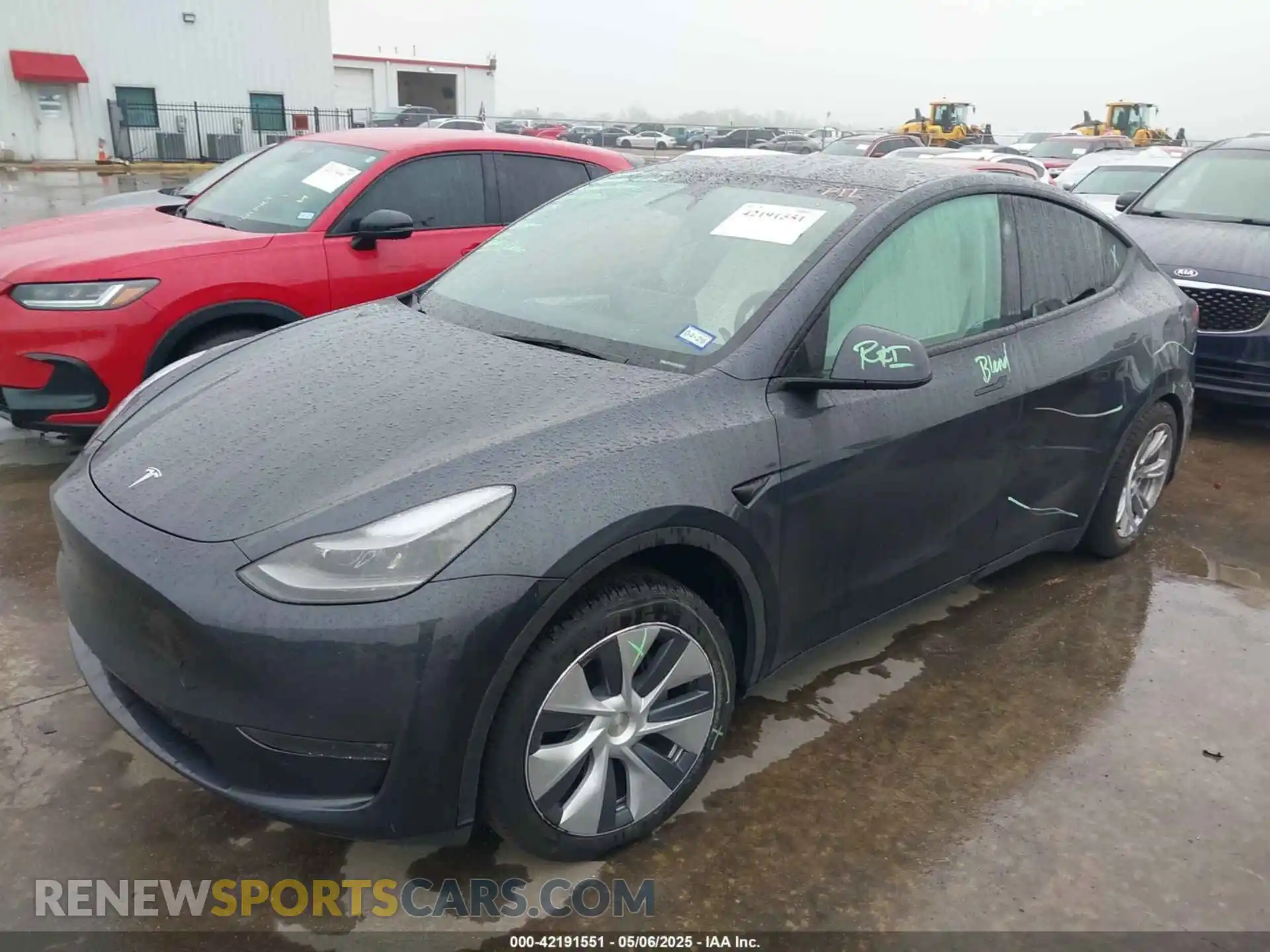 2 Photograph of a damaged car 7SAYGDEE5RA260614 TESLA MODEL Y 2024