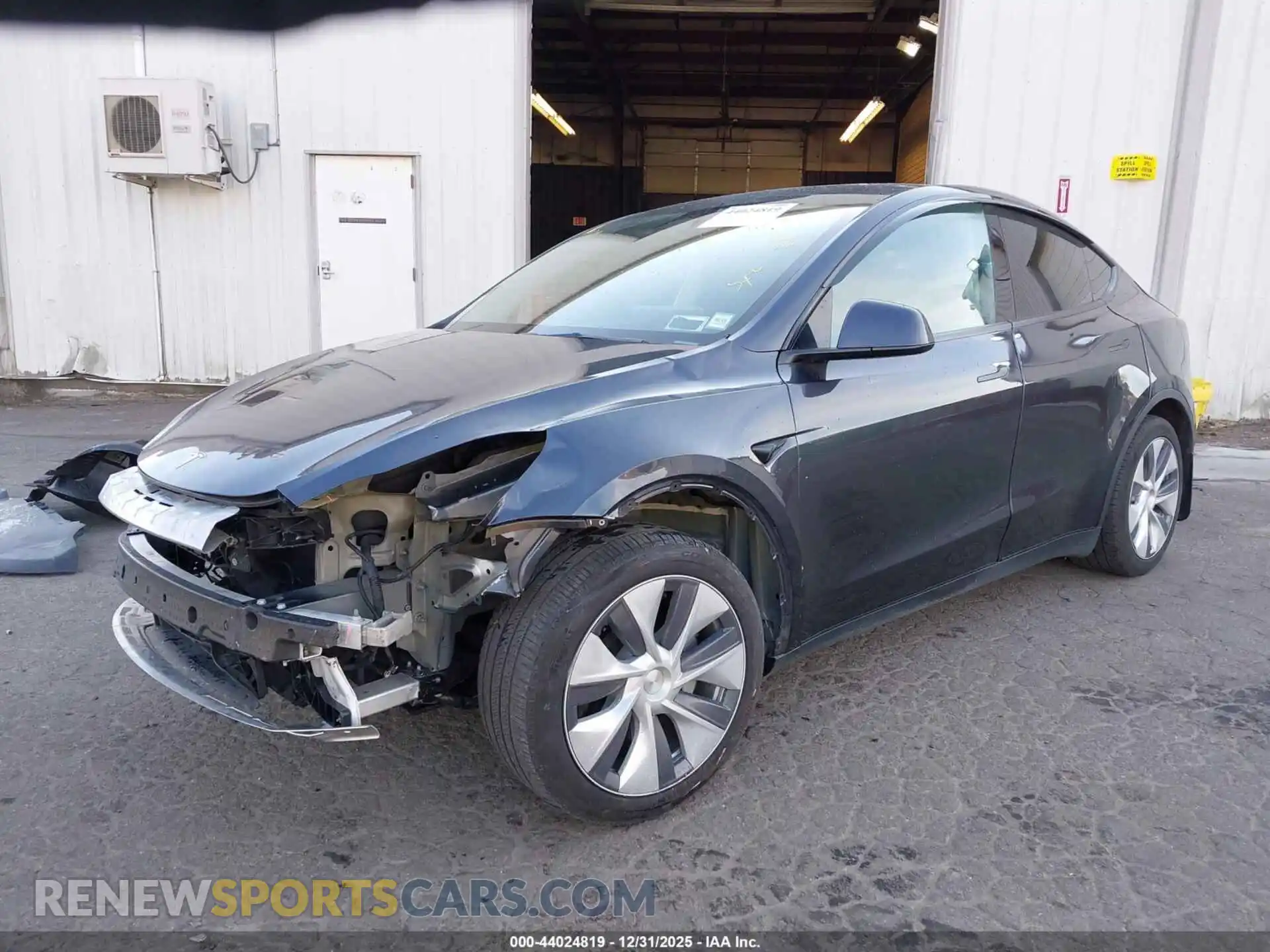 2 Photograph of a damaged car 7SAYGDEE5RA288283 TESLA MODEL Y 2024