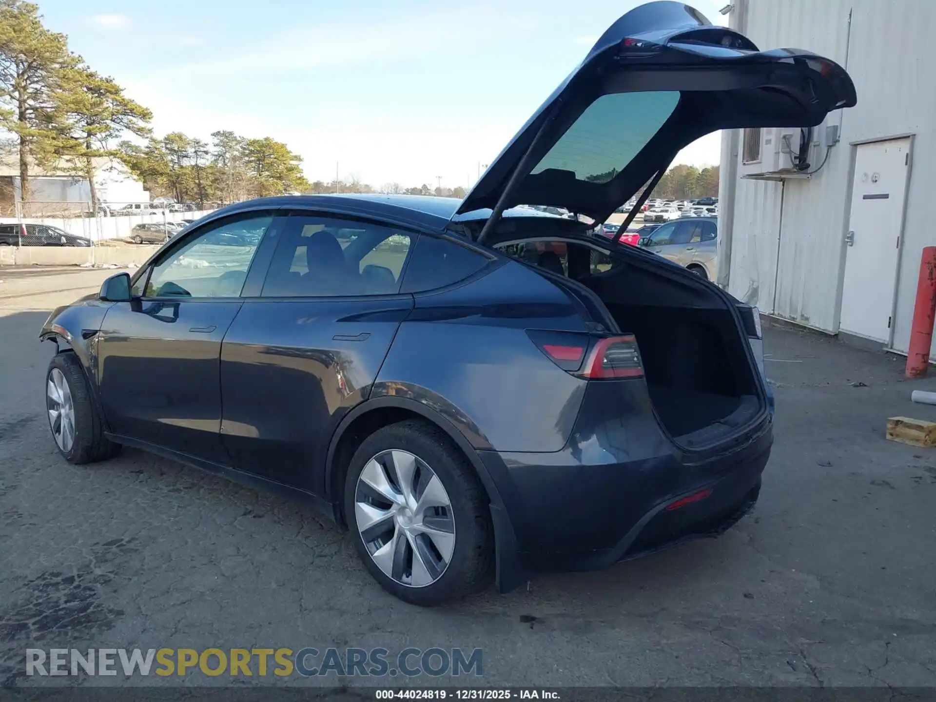 3 Photograph of a damaged car 7SAYGDEE5RA288283 TESLA MODEL Y 2024