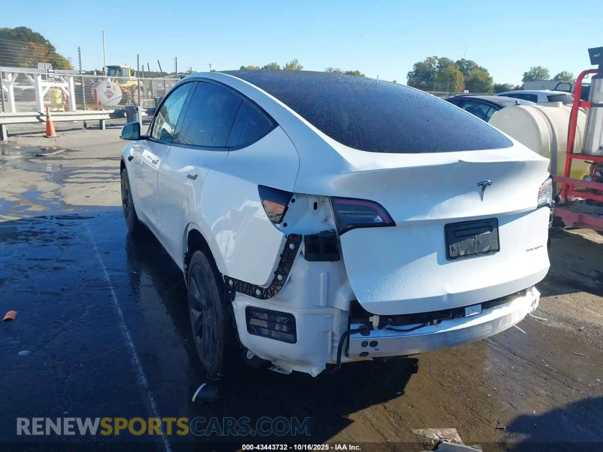 3 Photograph of a damaged car 7SAYGDEE5RA305213 TESLA MODEL Y 2024