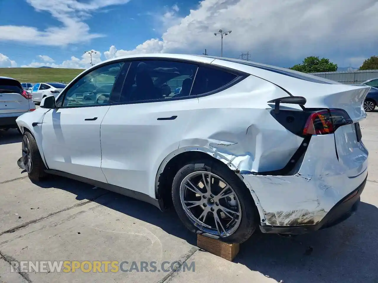 2 Photograph of a damaged car 7SAYGDEE5RA332721 TESLA MODEL Y 2024