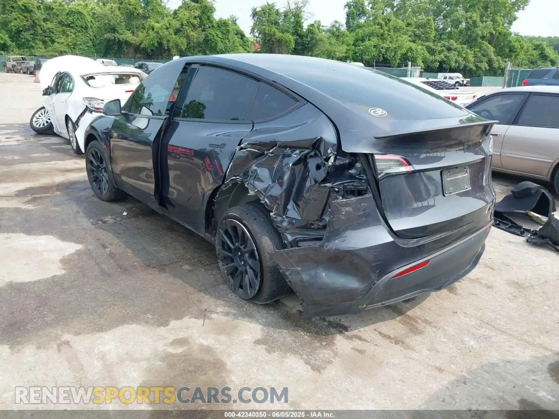 3 Photograph of a damaged car 7SAYGDEE6RA226536 TESLA MODEL Y 2024