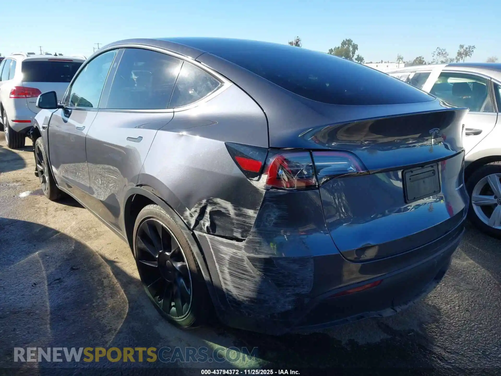3 Photograph of a damaged car 7SAYGDEE7RA215514 TESLA MODEL Y 2024
