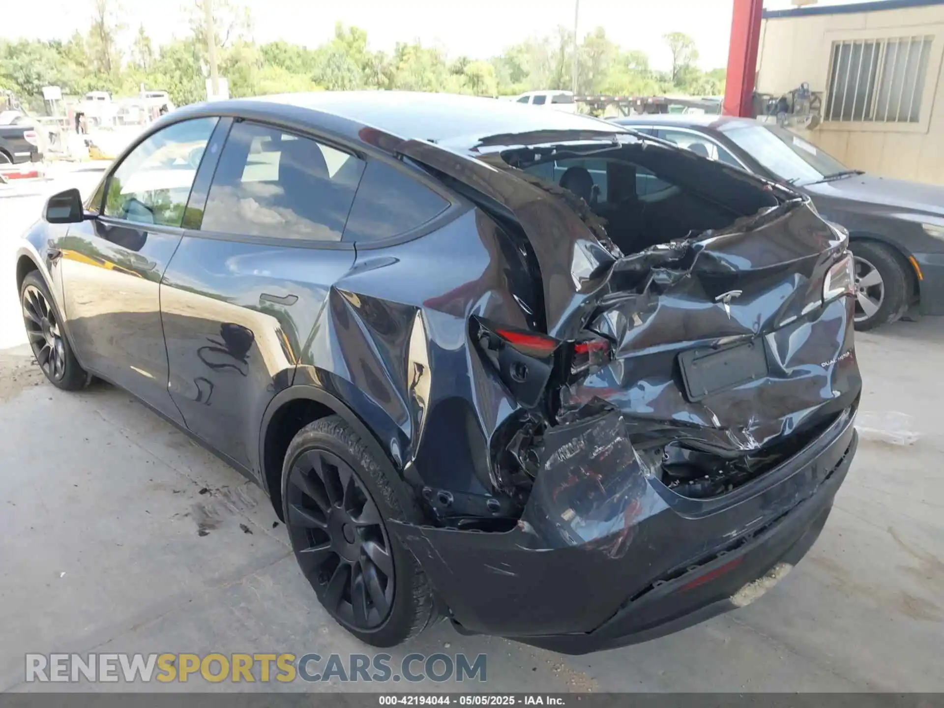 3 Photograph of a damaged car 7SAYGDEE7RA229591 TESLA MODEL Y 2024