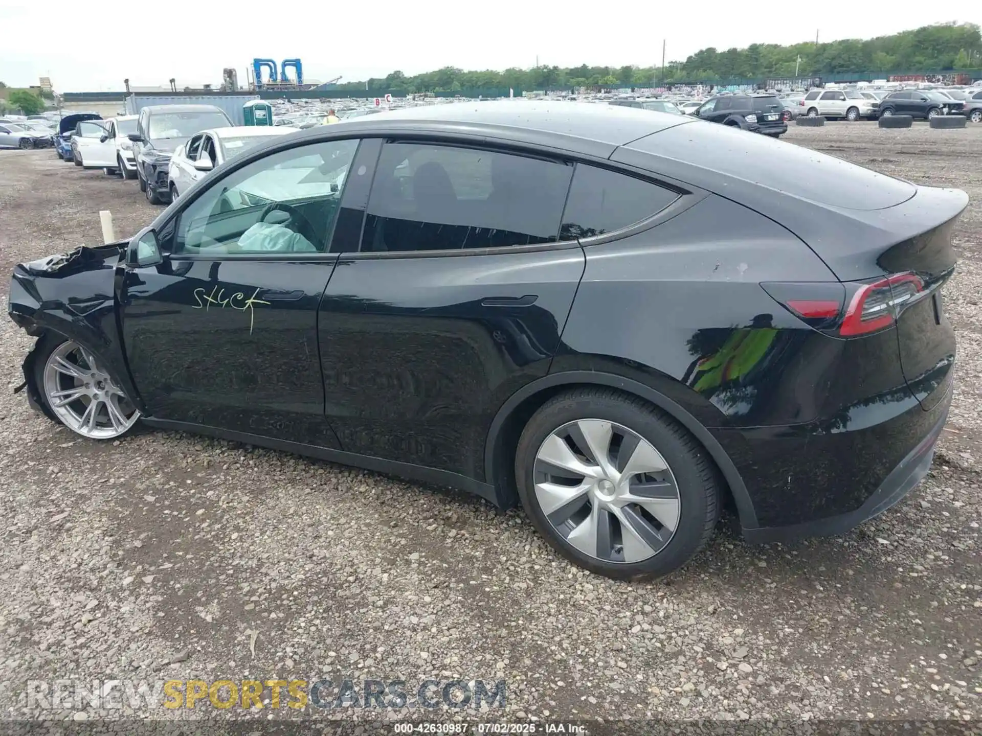 3 Photograph of a damaged car 7SAYGDEE7RA265748 TESLA MODEL Y 2024