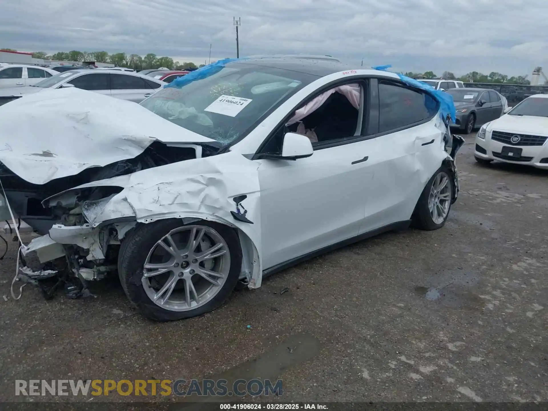 2 Photograph of a damaged car 7SAYGDEE7RA274787 TESLA MODEL Y 2024