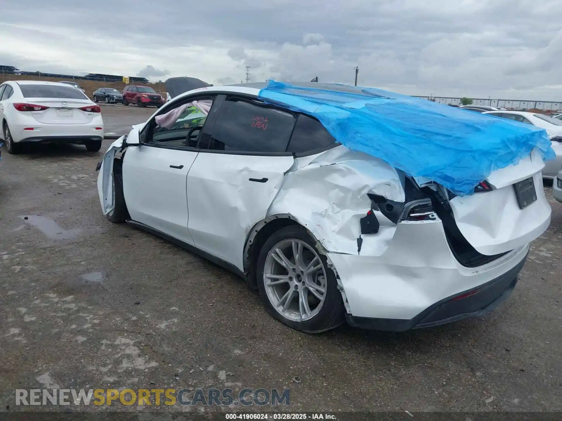 3 Photograph of a damaged car 7SAYGDEE7RA274787 TESLA MODEL Y 2024