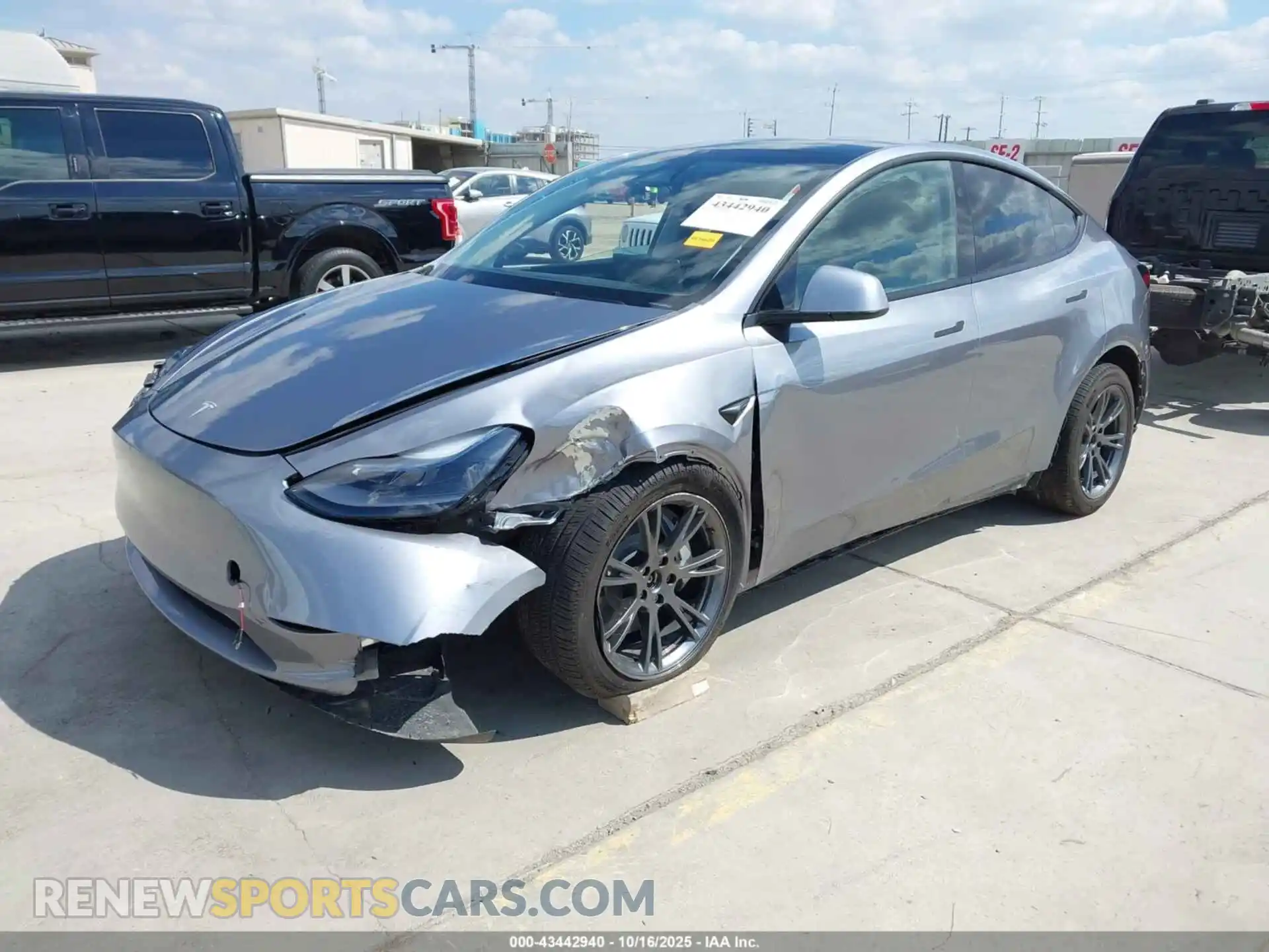 2 Photograph of a damaged car 7SAYGDEE7RA320490 TESLA MODEL Y 2024