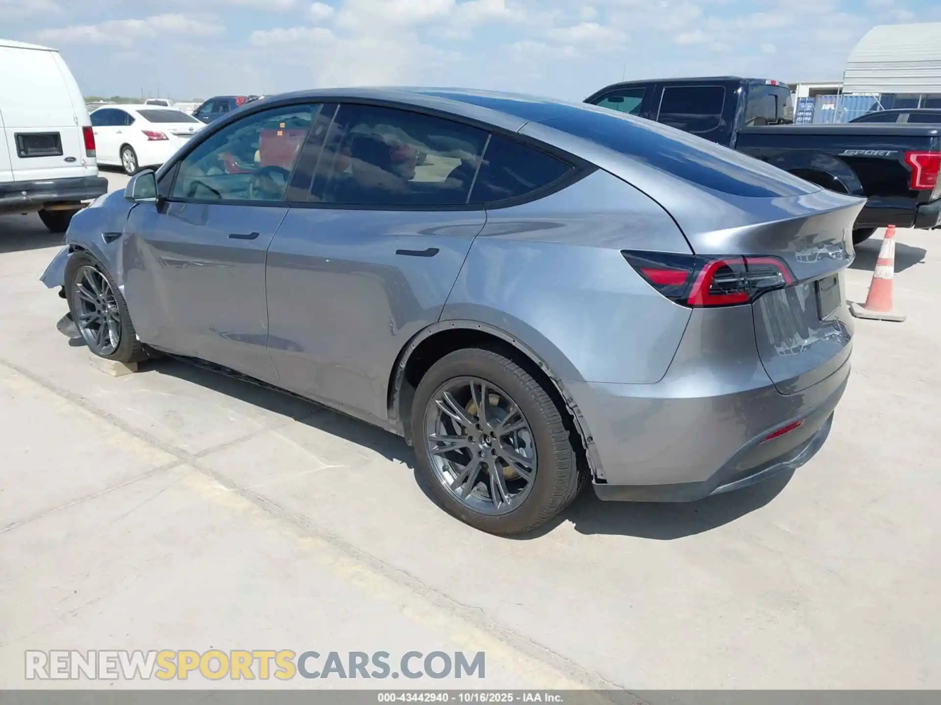 3 Photograph of a damaged car 7SAYGDEE7RA320490 TESLA MODEL Y 2024
