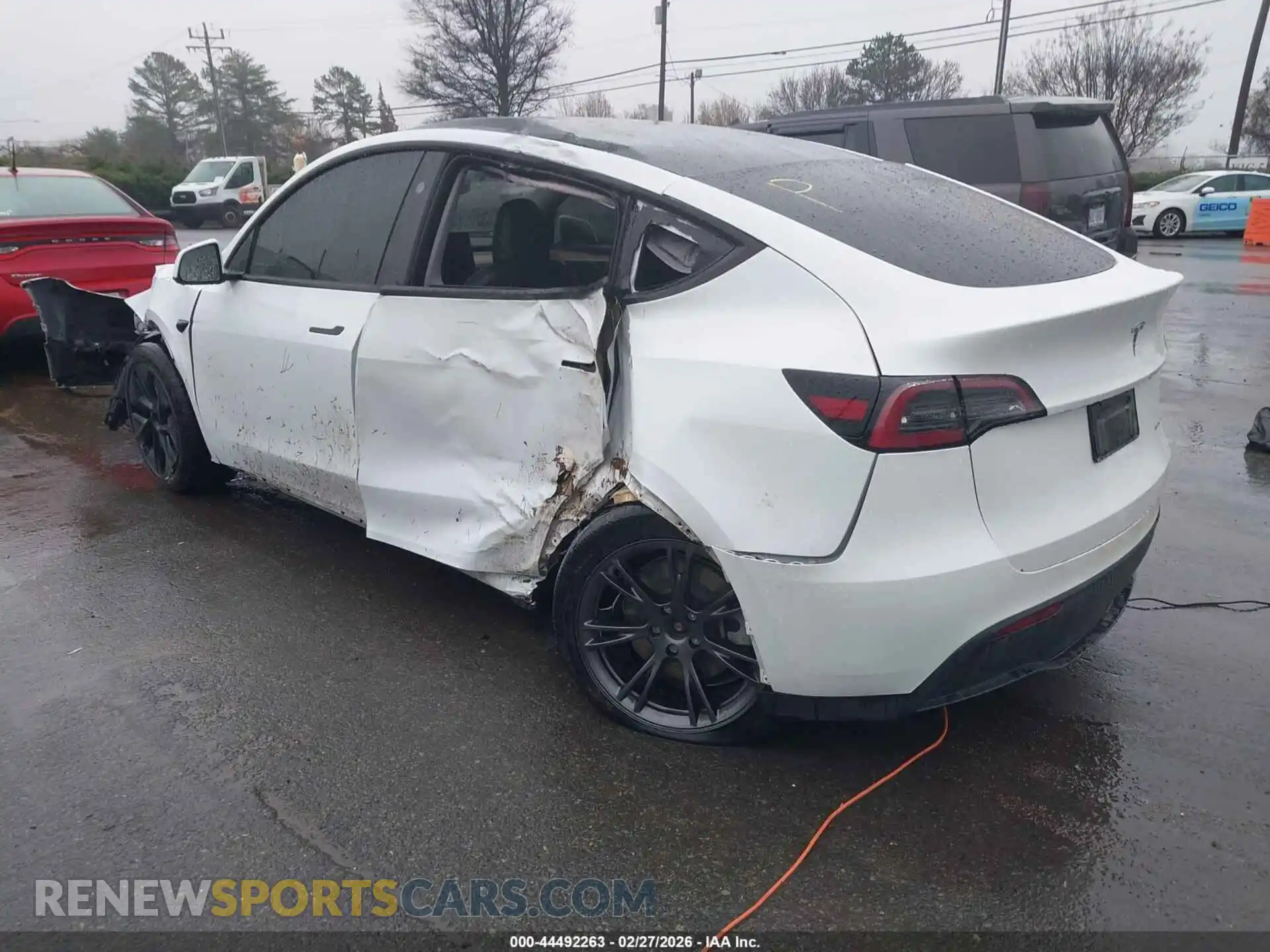 3 Photograph of a damaged car 7SAYGDEE7RA325446 TESLA MODEL Y 2024