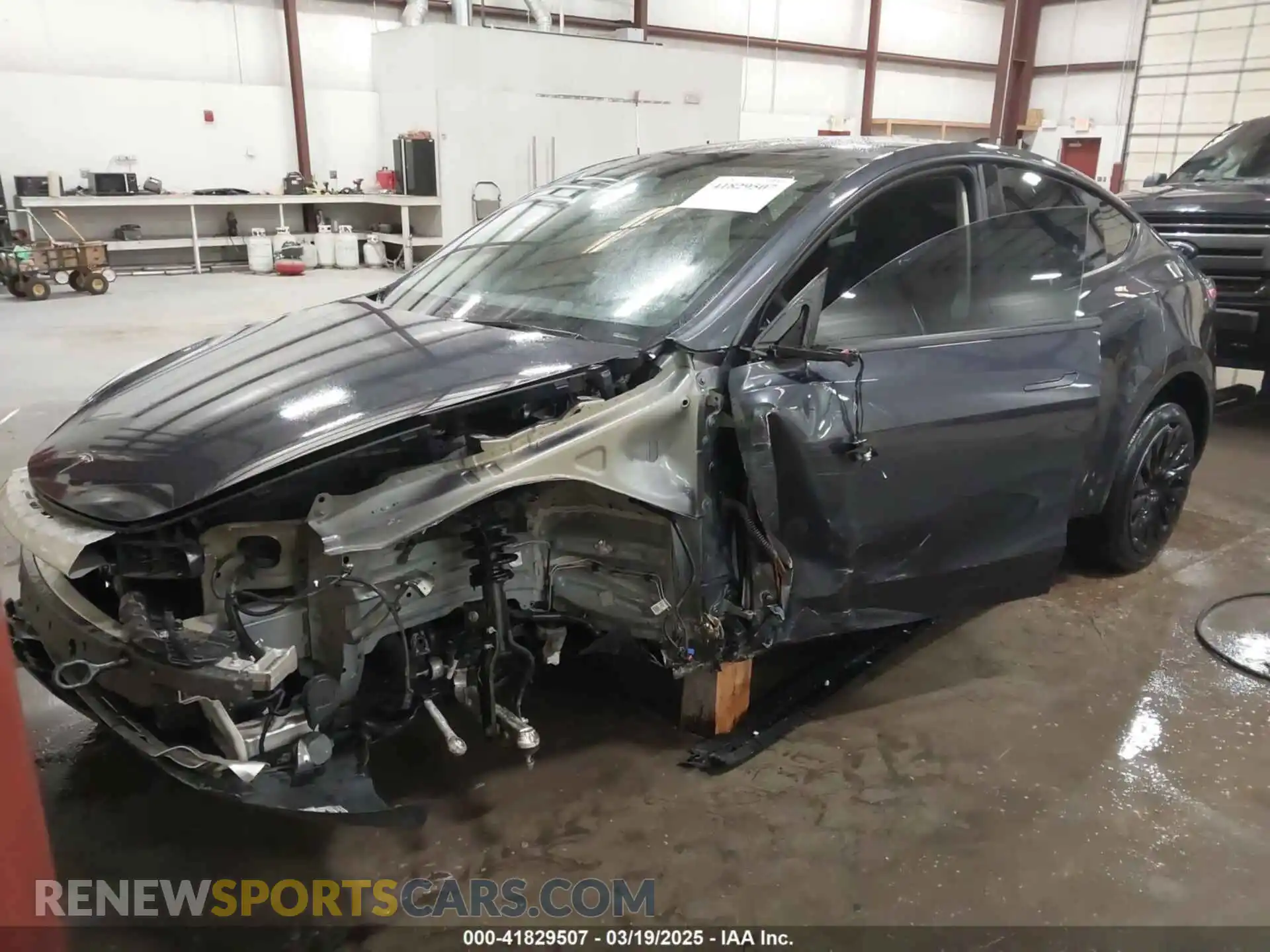 2 fotografías del automóvil dañado 7SAYGDEE8RF072835 TESLA MODEL Y 2024
