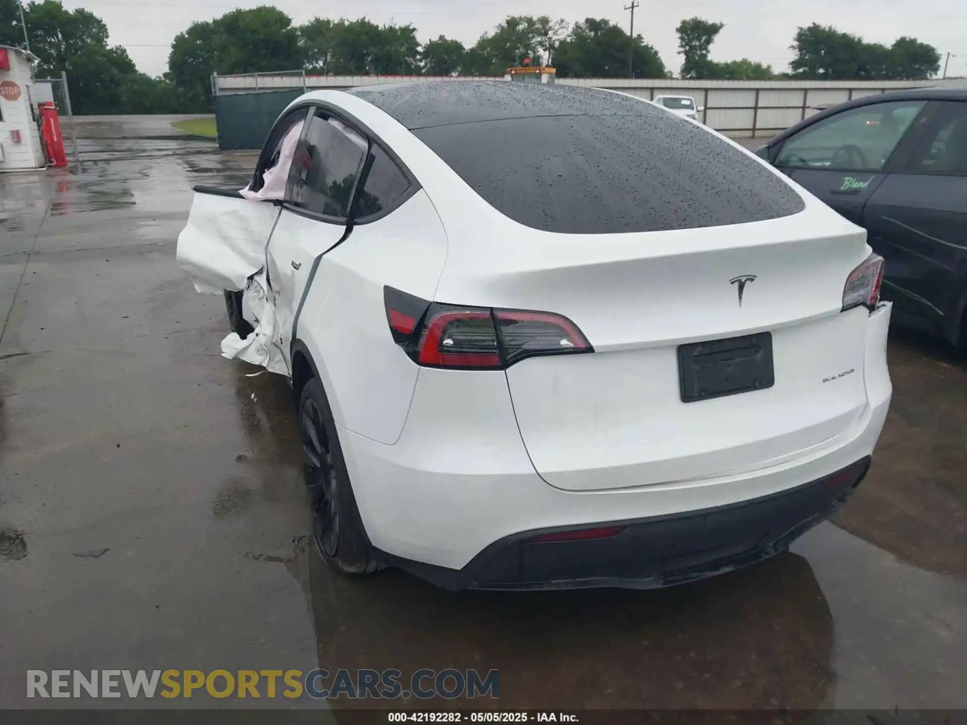 3 Photograph of a damaged car 7SAYGDEE9RA221573 TESLA MODEL Y 2024