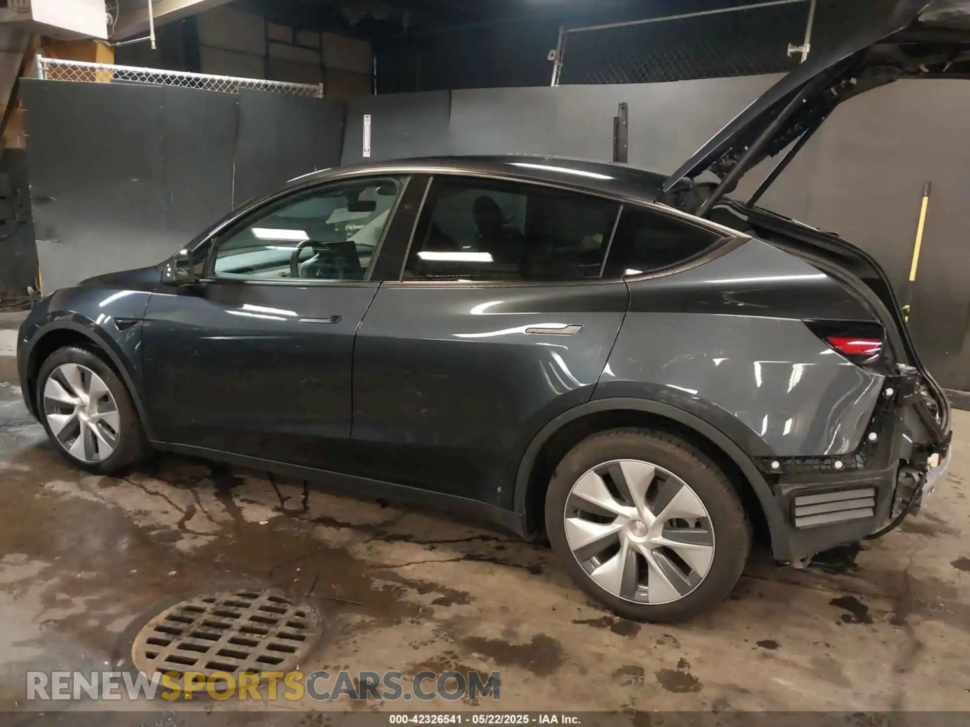 3 Photograph of a damaged car 7SAYGDEE9RA236235 TESLA MODEL Y 2024