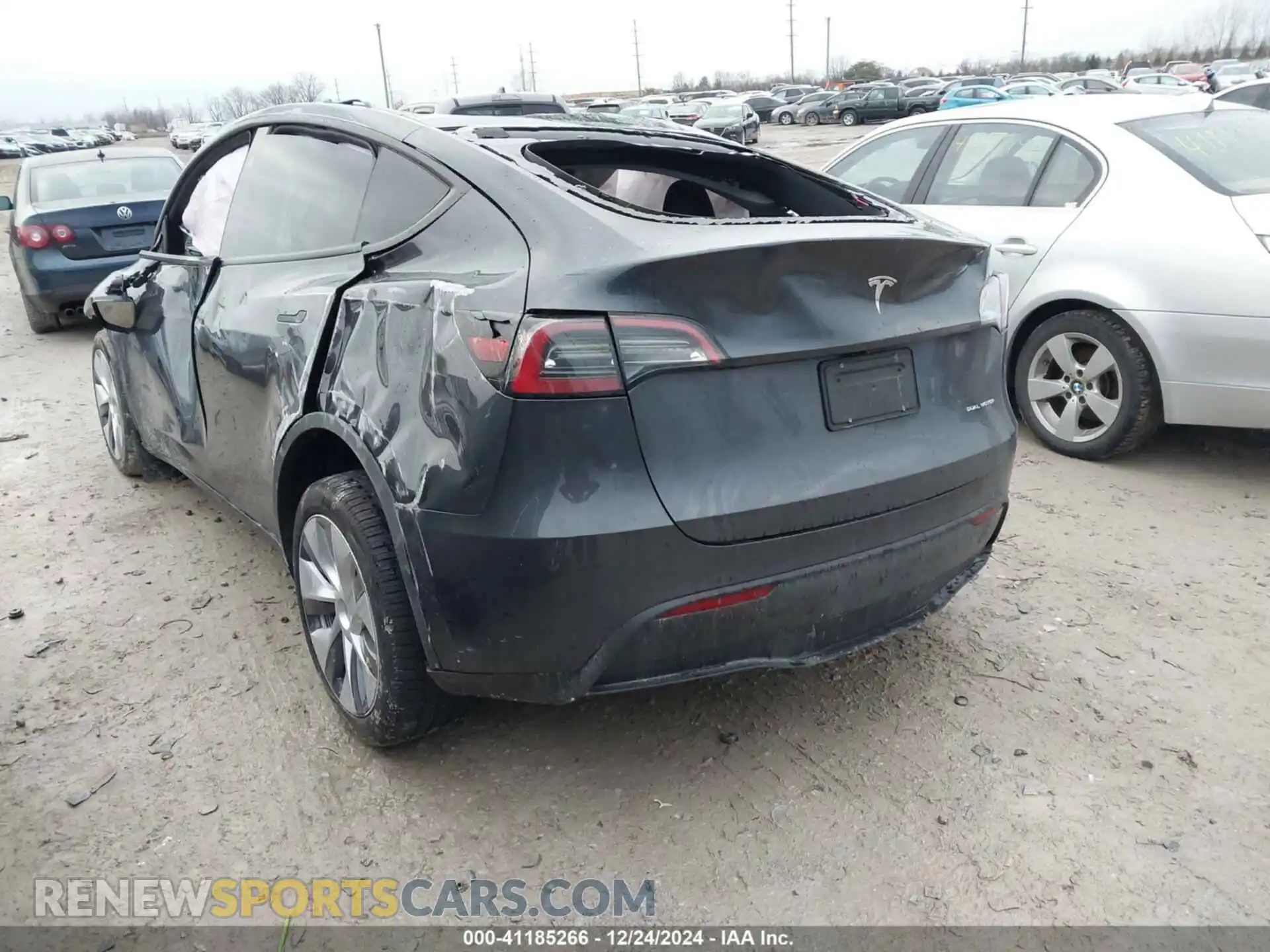 3 Photograph of a damaged car 7SAYGDEE9RA288125 TESLA MODEL Y 2024