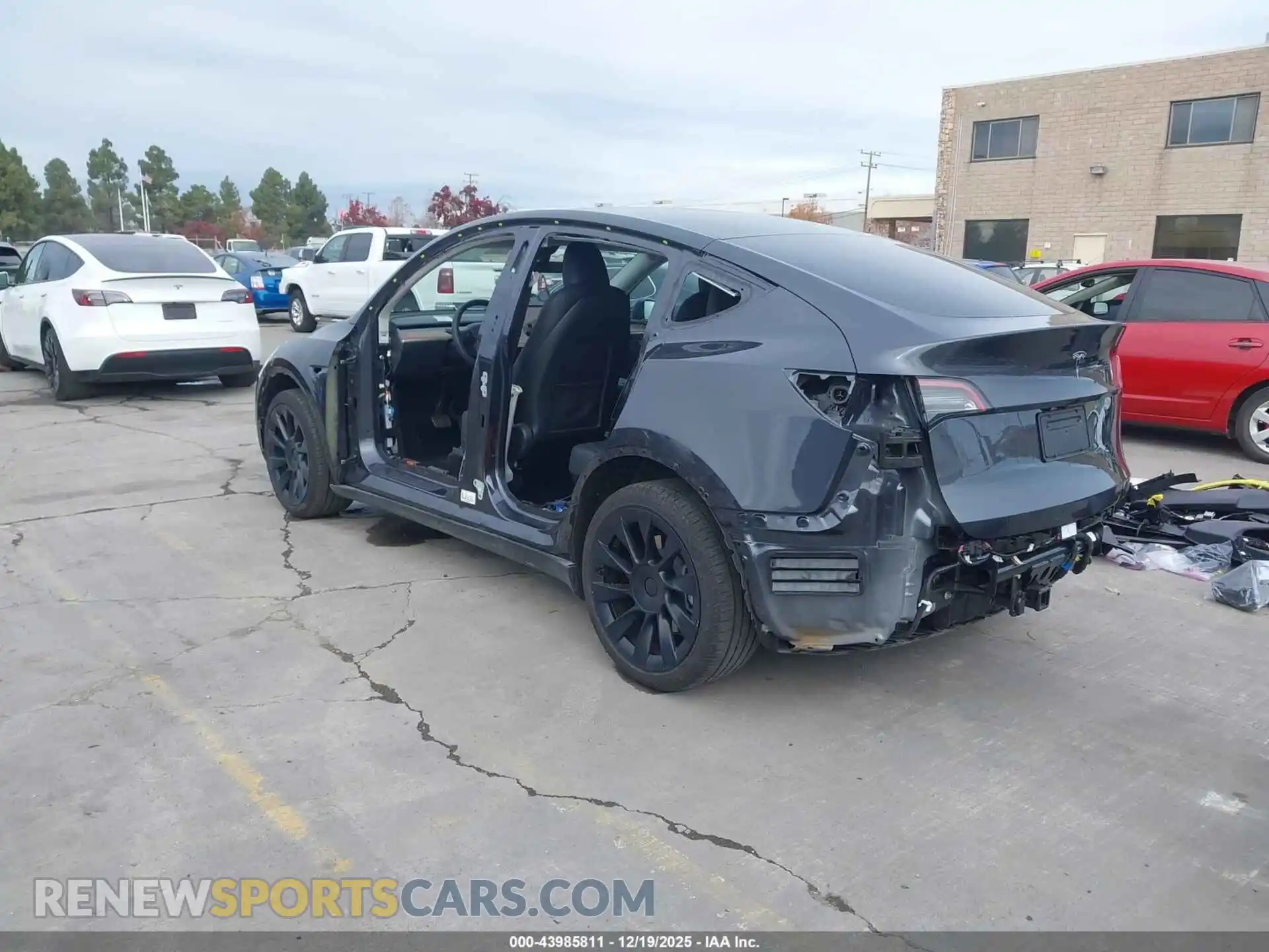 3 Photograph of a damaged car 7SAYGDEE9RF071449 TESLA MODEL Y 2024