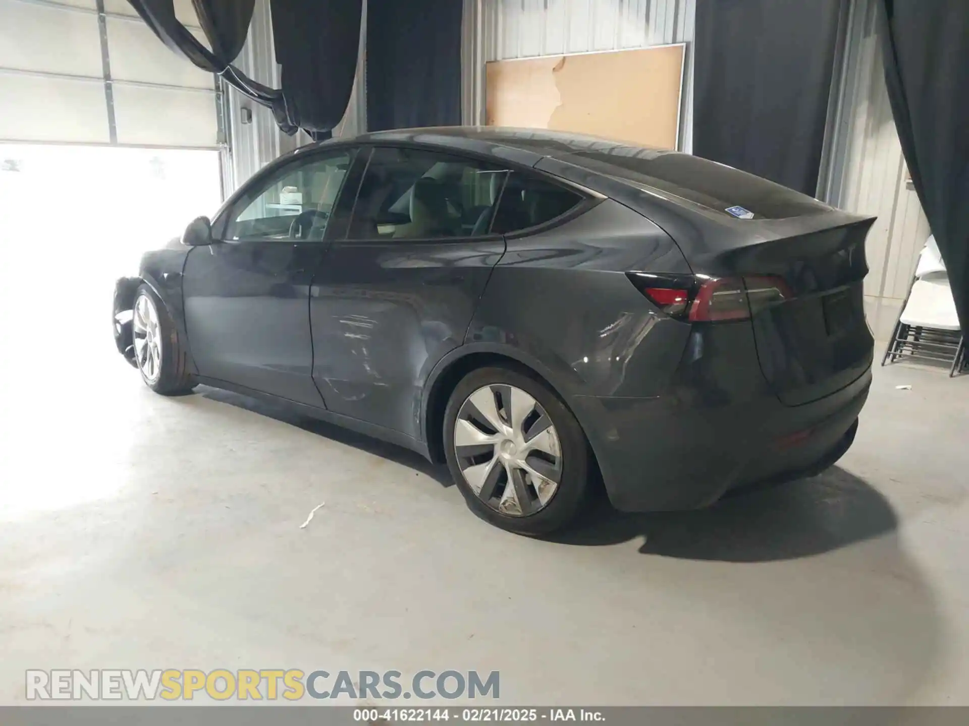 3 Photograph of a damaged car 7SAYGDEEXRA226636 TESLA MODEL Y 2024