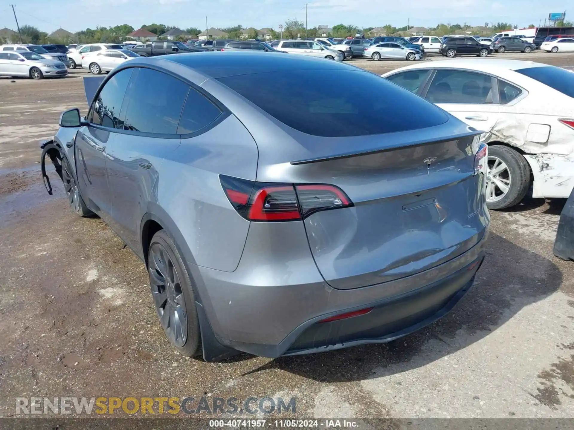 3 Photograph of a damaged car 7SAYGDEF1RA320106 TESLA MODEL Y 2024