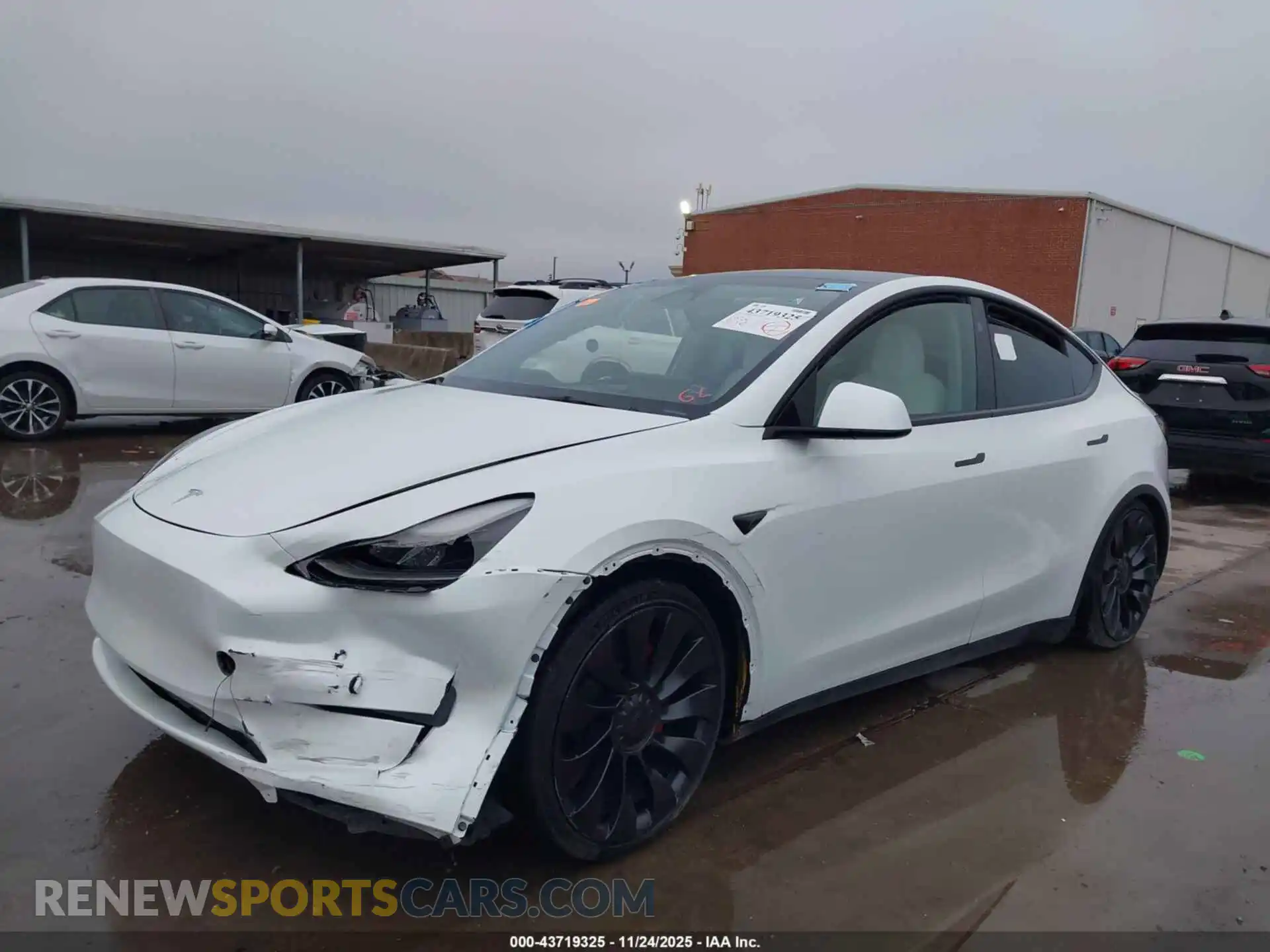 2 fotografías del automóvil dañado 7SAYGDEF1RF052810 TESLA MODEL Y 2024