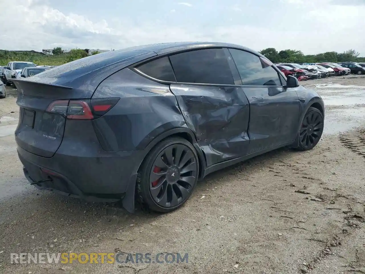 3 Photograph of a damaged car 7SAYGDEF7RA268772 TESLA MODEL Y 2024