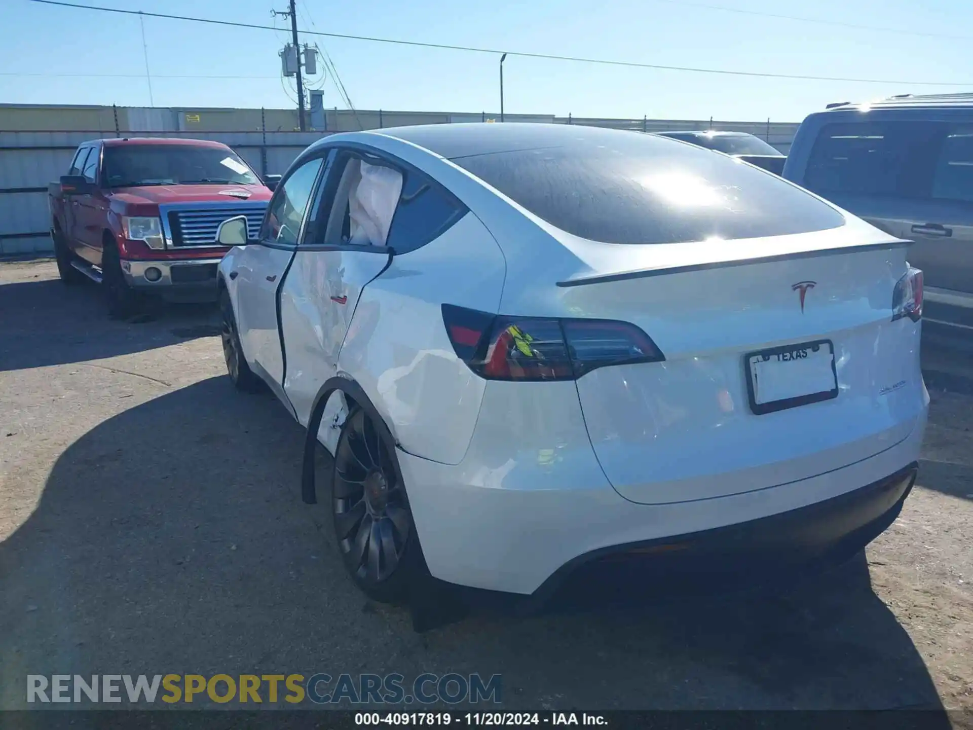 3 Photograph of a damaged car 7SAYGDEF7RA335483 TESLA MODEL Y 2024