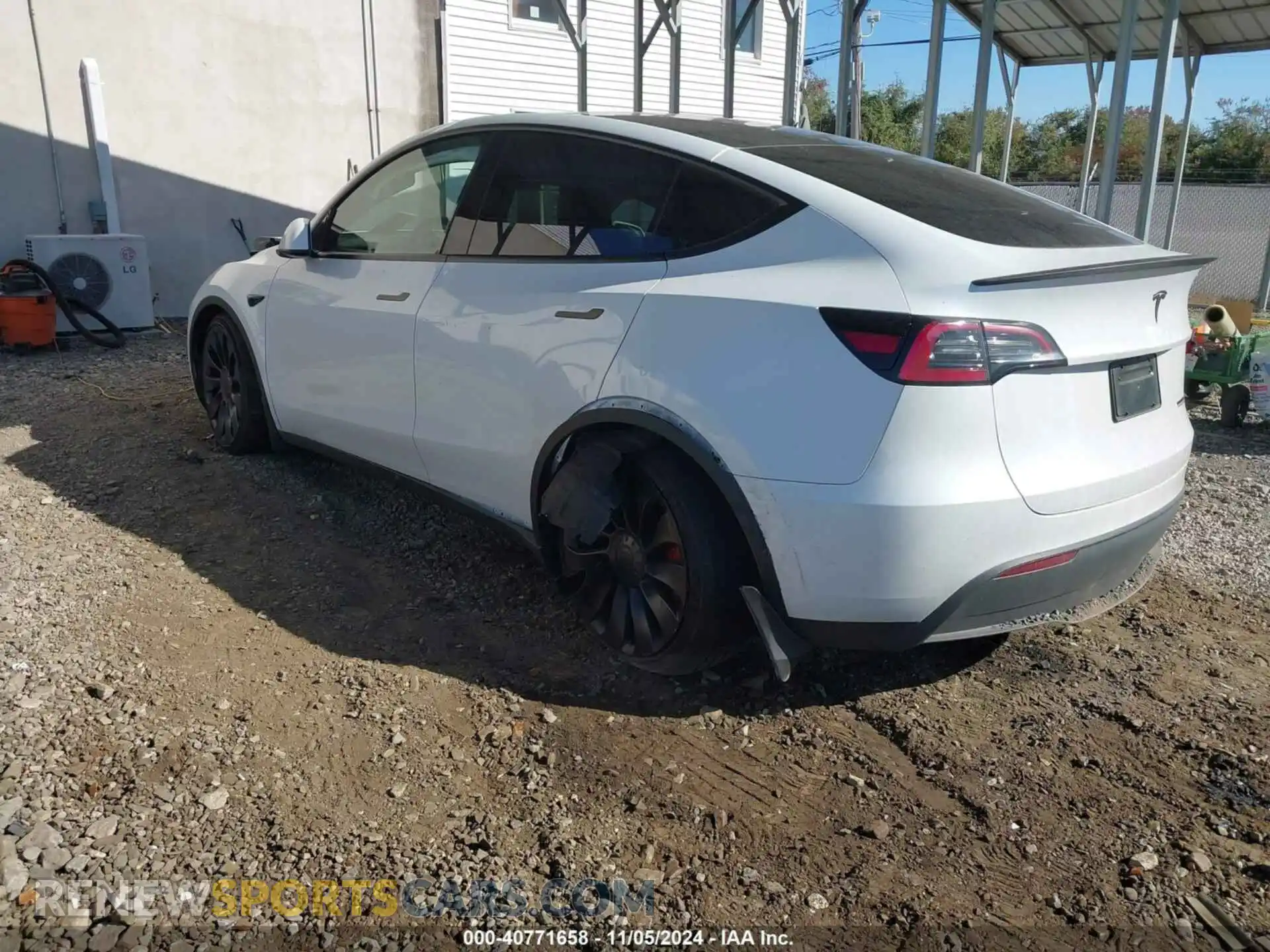 3 Photograph of a damaged car 7SAYGDEF7RF036501 TESLA MODEL Y 2024