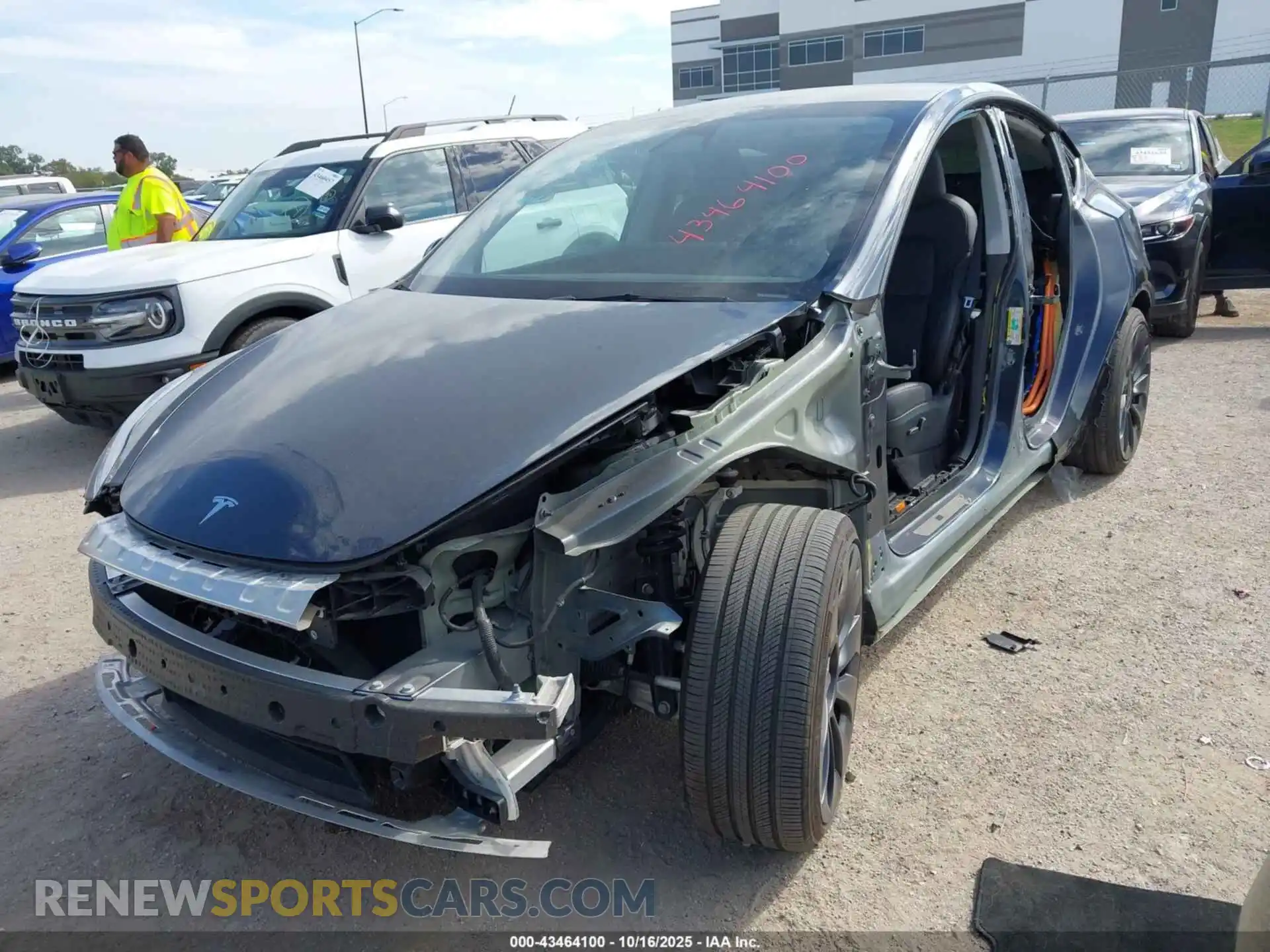 2 Photograph of a damaged car 7SAYGDEF8RA291235 TESLA MODEL Y 2024