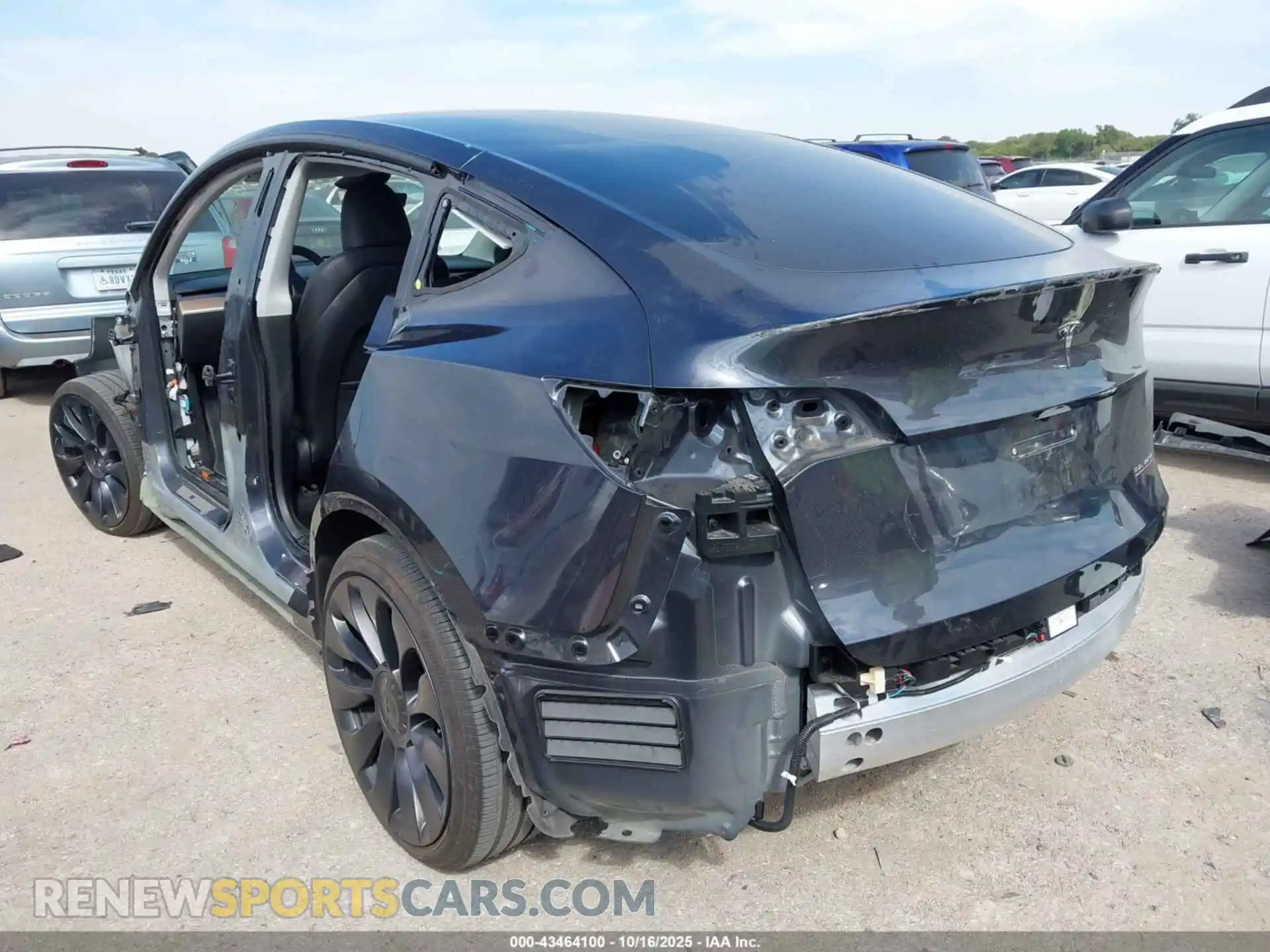 3 Photograph of a damaged car 7SAYGDEF8RA291235 TESLA MODEL Y 2024
