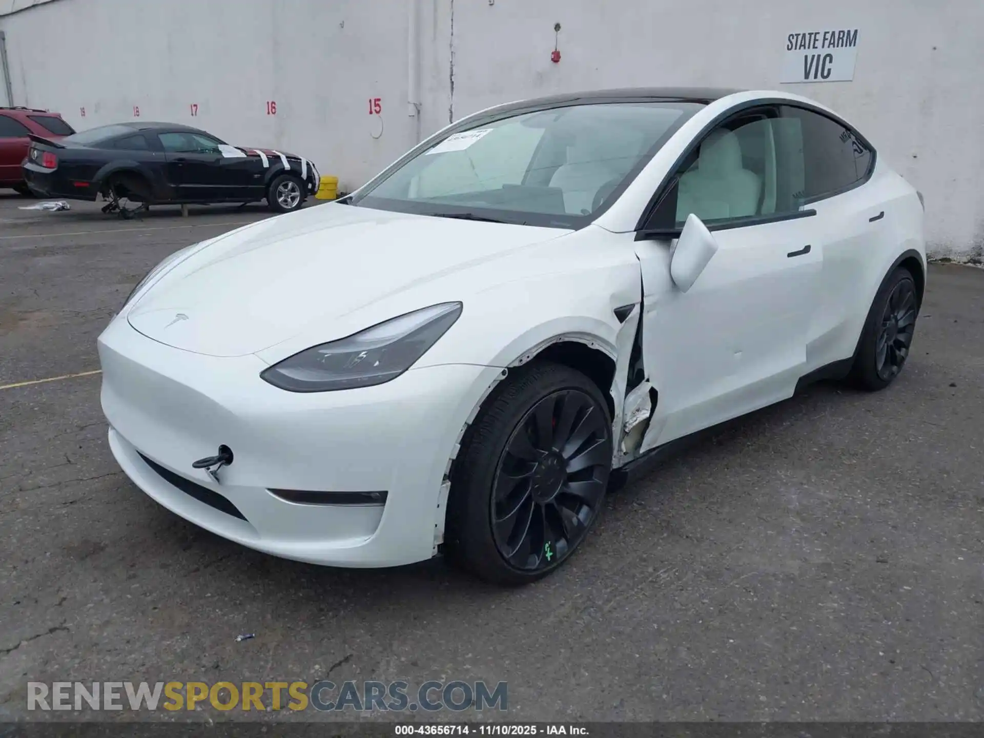 2 Photograph of a damaged car 7SAYGDEFXRF161301 TESLA MODEL Y 2024