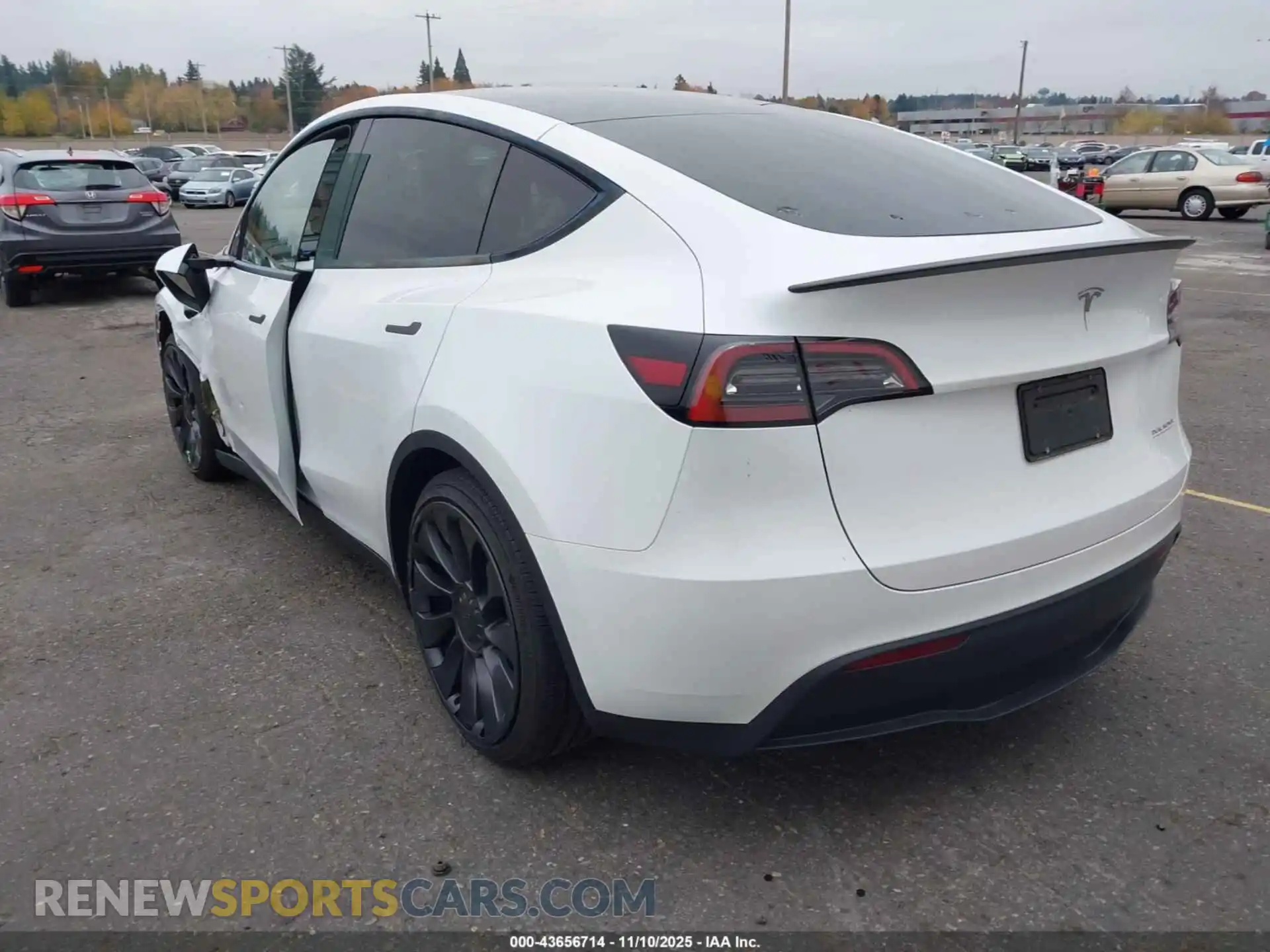 3 Photograph of a damaged car 7SAYGDEFXRF161301 TESLA MODEL Y 2024