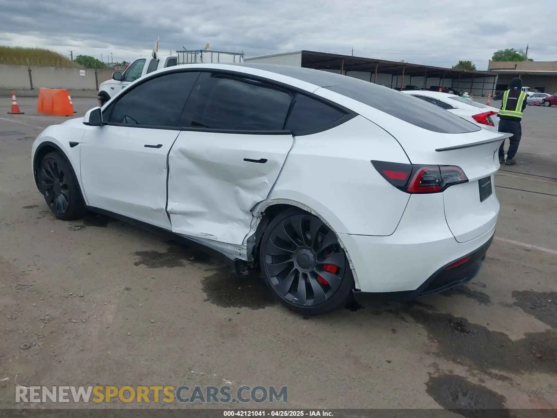 3 Photograph of a damaged car 7SAYGDEFXRF170662 TESLA MODEL Y 2024