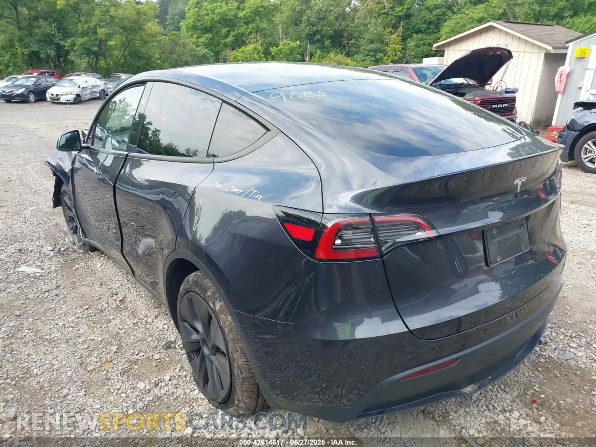 3 Photograph of a damaged car 7SAYGDED0SA379085 TESLA MODEL Y 2025