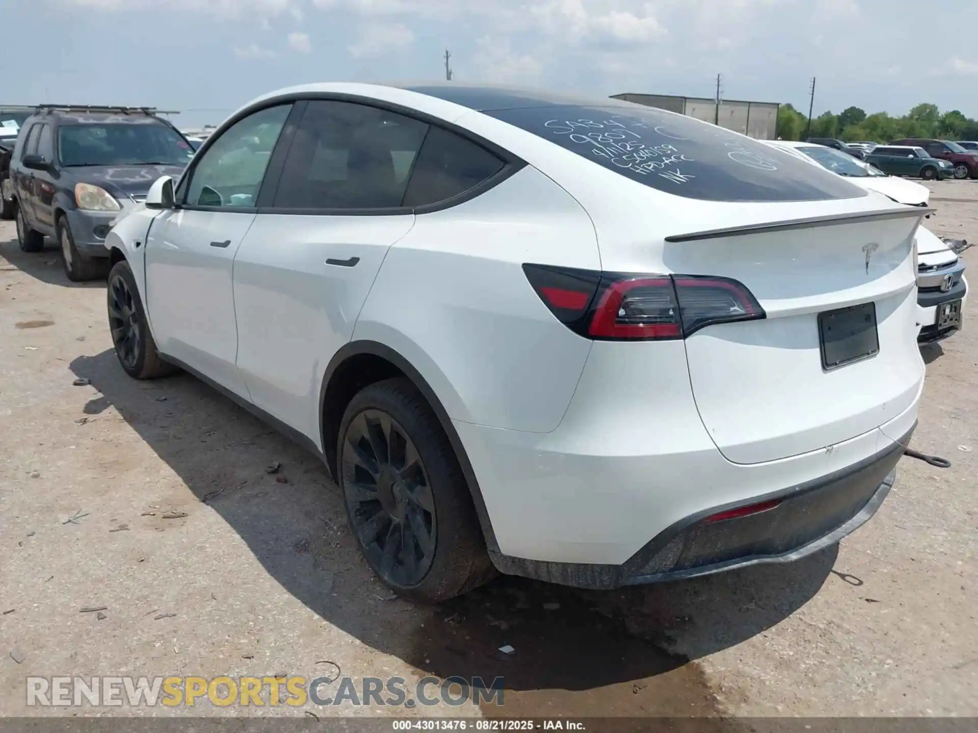 3 fotografías del automóvil dañado 7SAYGDED5SA349807 TESLA MODEL Y 2025