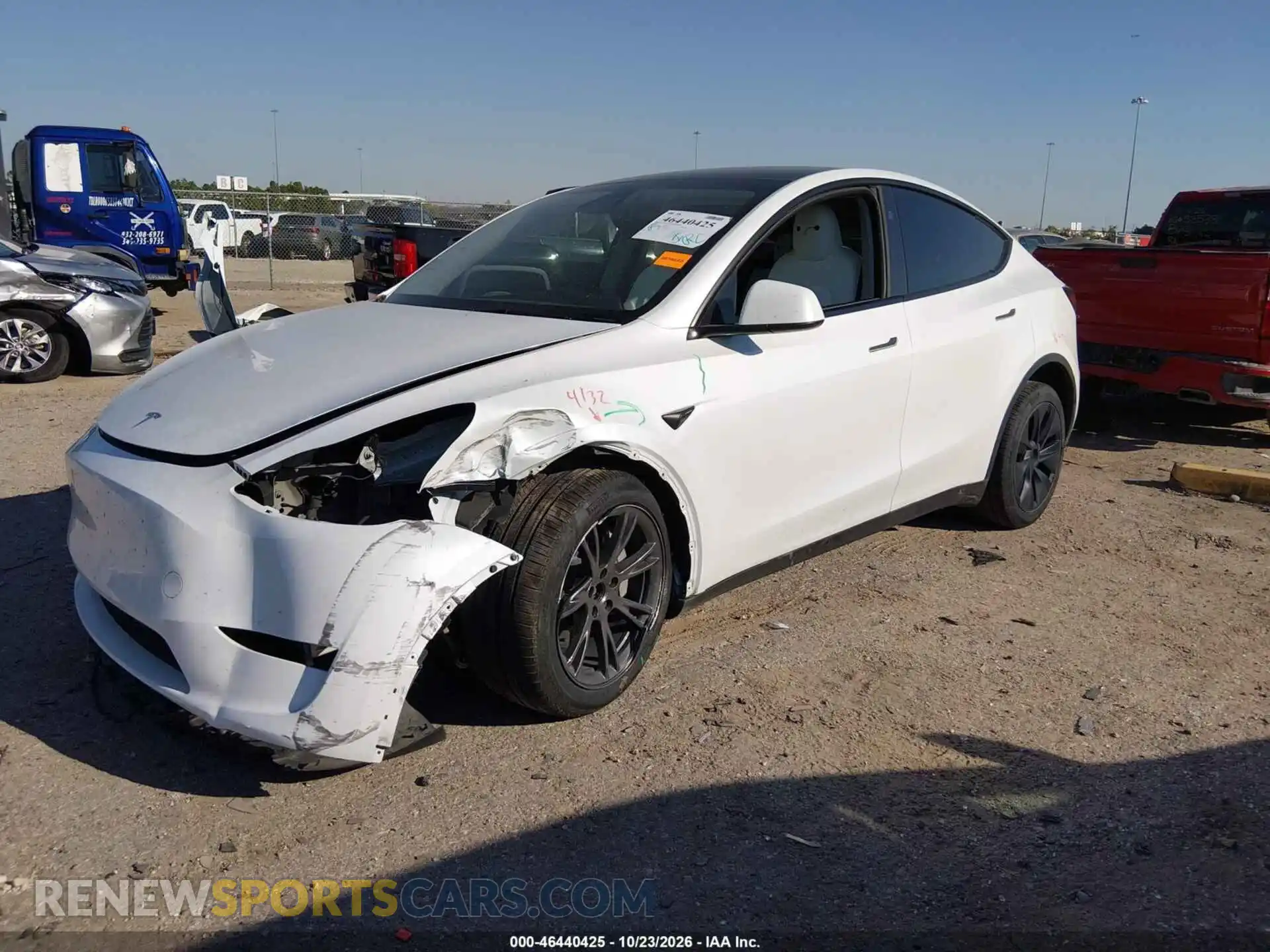 2 fotografías del automóvil dañado 7SAYGDEE4SA352223 TESLA MODEL Y 2025