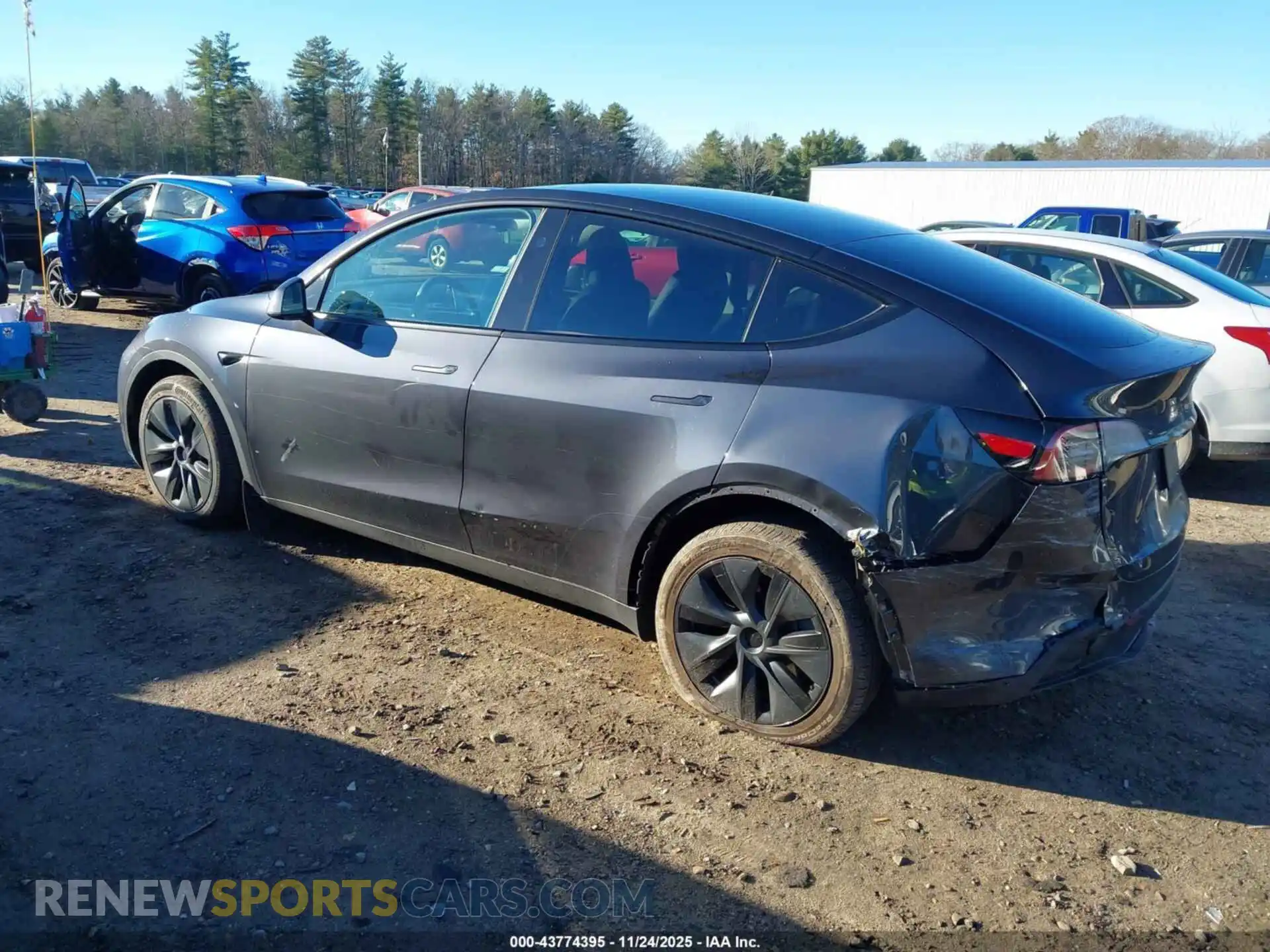 3 Photograph of a damaged car 7SAYGDEE4SA368096 TESLA MODEL Y 2025