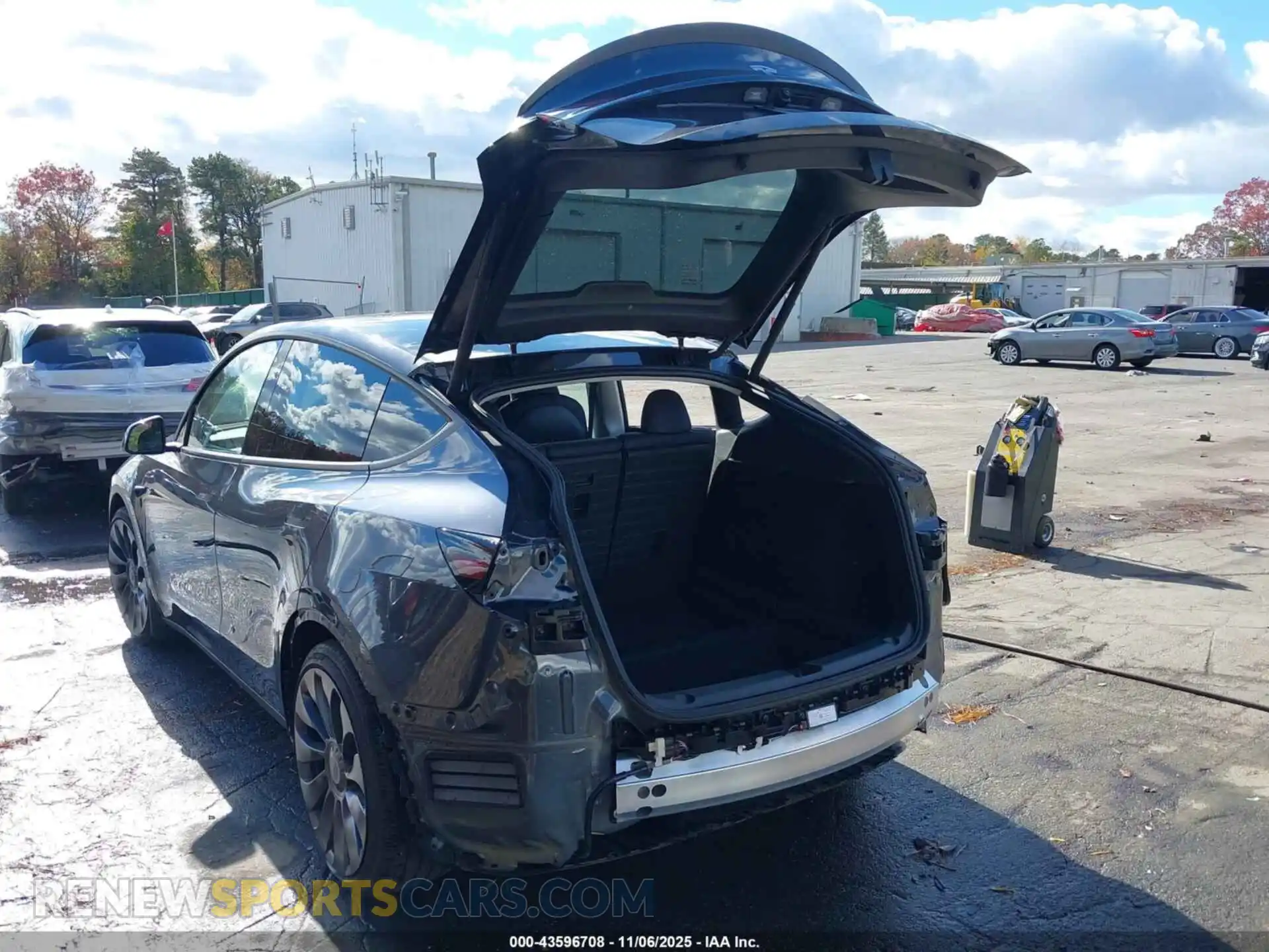 3 Photograph of a damaged car 7SAYGDEF1SA370574 TESLA MODEL Y 2025