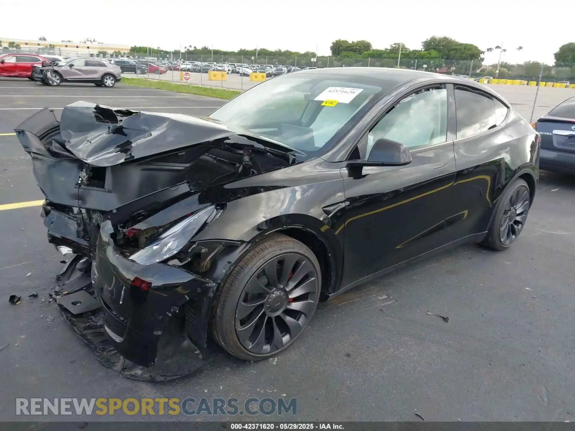 2 fotografías del automóvil dañado 7SAYGDEF2SA341357 TESLA MODEL Y 2025